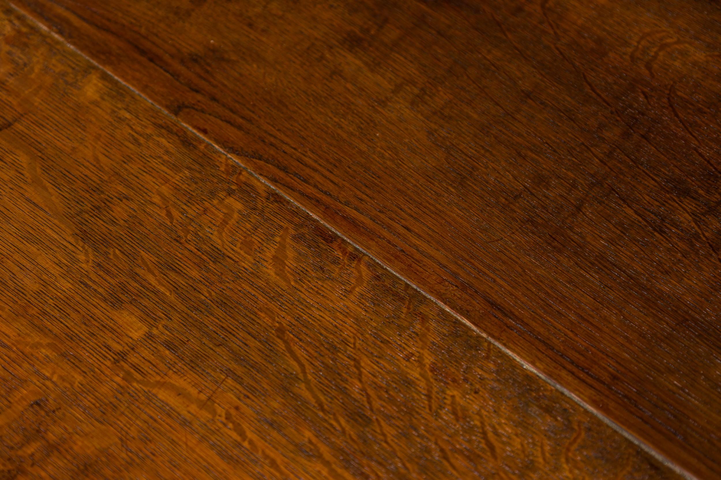 Cassettone a 3 cassetti intagliato in legno e ottone della Provincia francese in vendita 2