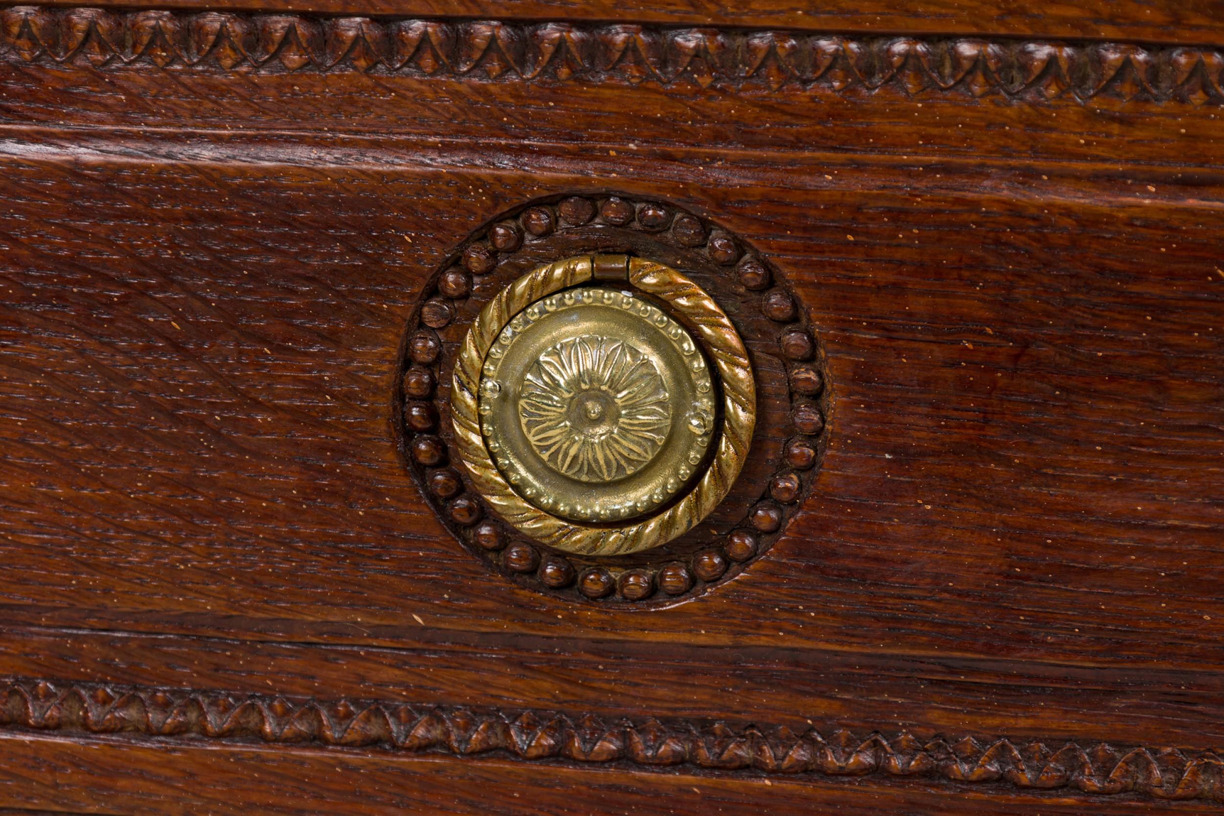Cassettone a 3 cassetti intagliato in legno e ottone della Provincia francese in vendita 3