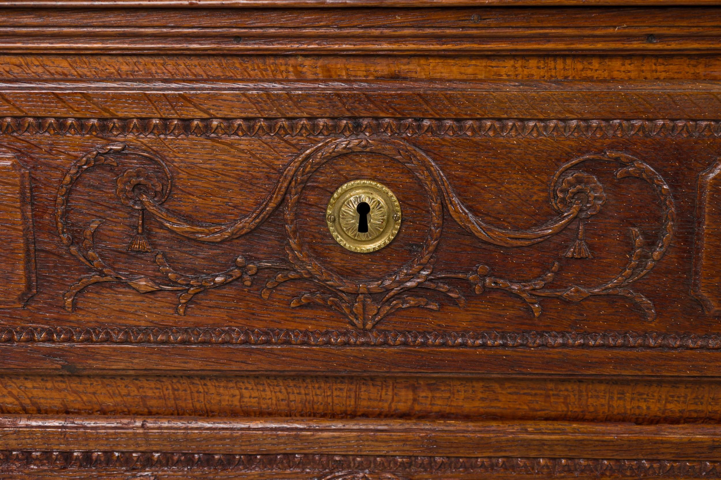 Cassettone a 3 cassetti intagliato in legno e ottone della Provincia francese in vendita 4