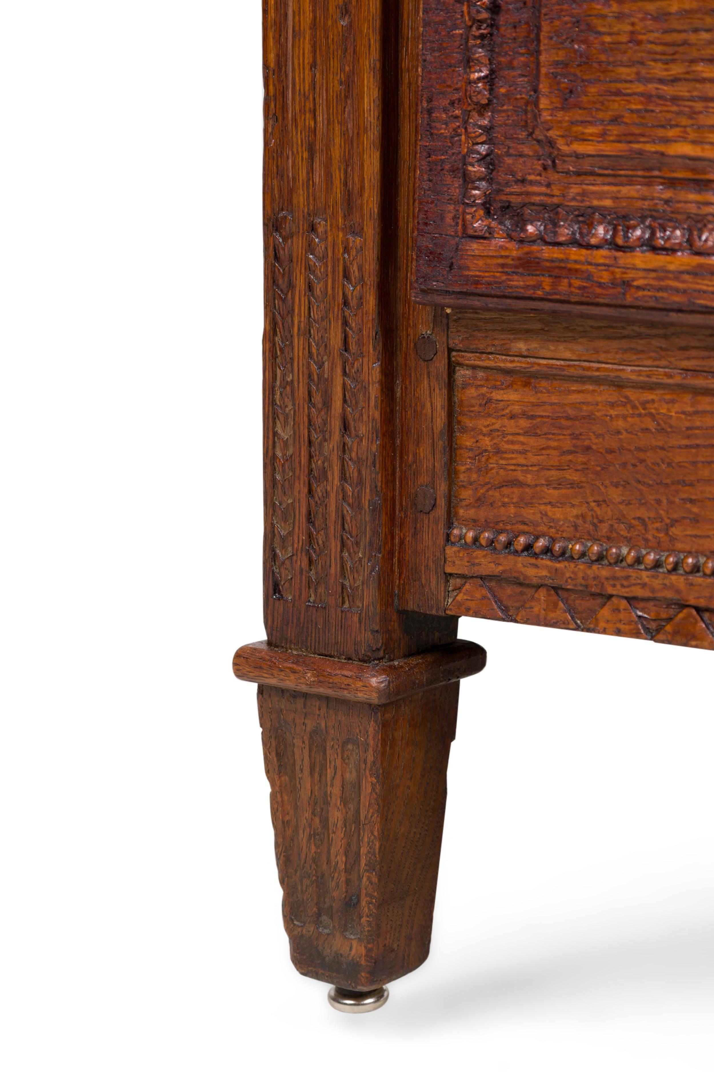 Cassettone a 3 cassetti intagliato in legno e ottone della Provincia francese in vendita 5