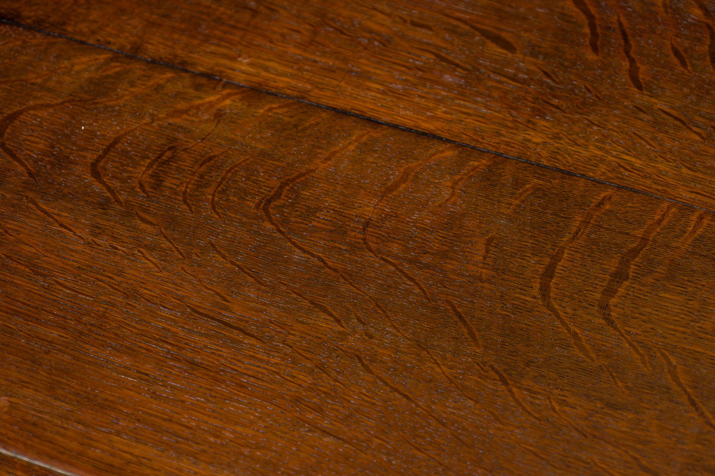 Cassettone a 3 cassetti intagliato in legno e ottone della Provincia francese in vendita 1