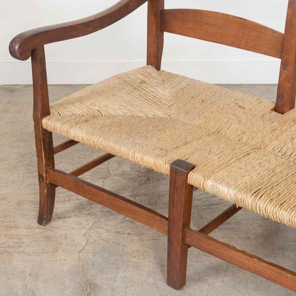 Banc provincial français en bois et tissé en vente 4