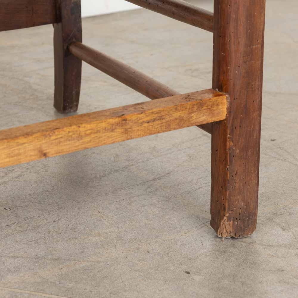 Banc provincial français en bois et tissé en vente 9