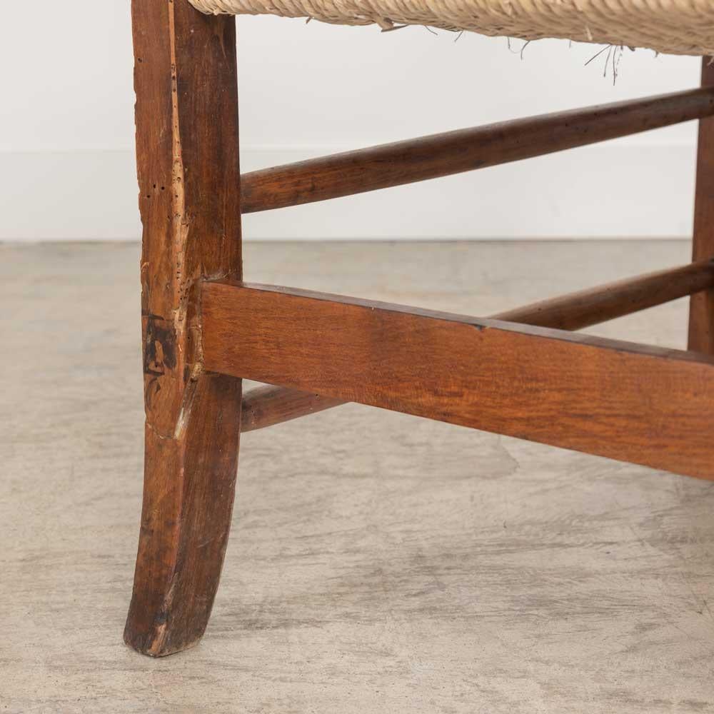 Banc provincial français en bois et tissé en vente 11