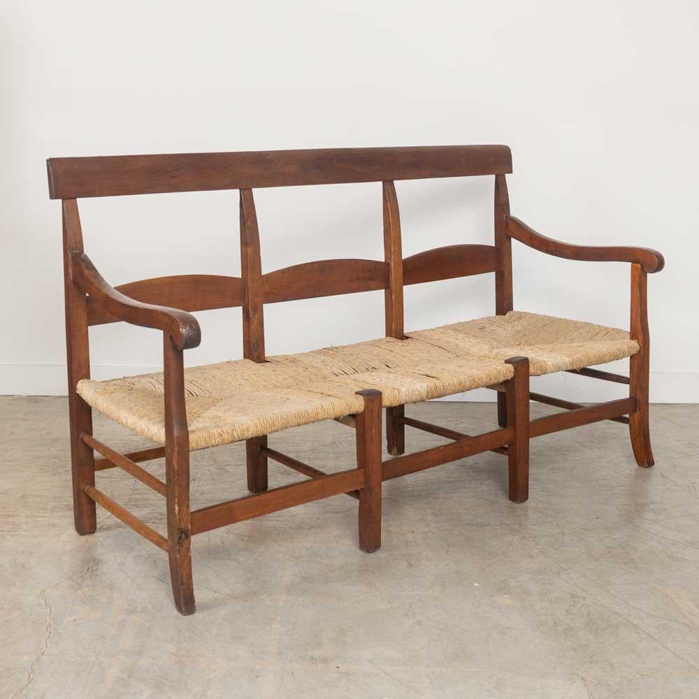 Banc provincial français en bois et tissé Bon état - En vente à Los Angeles, CA