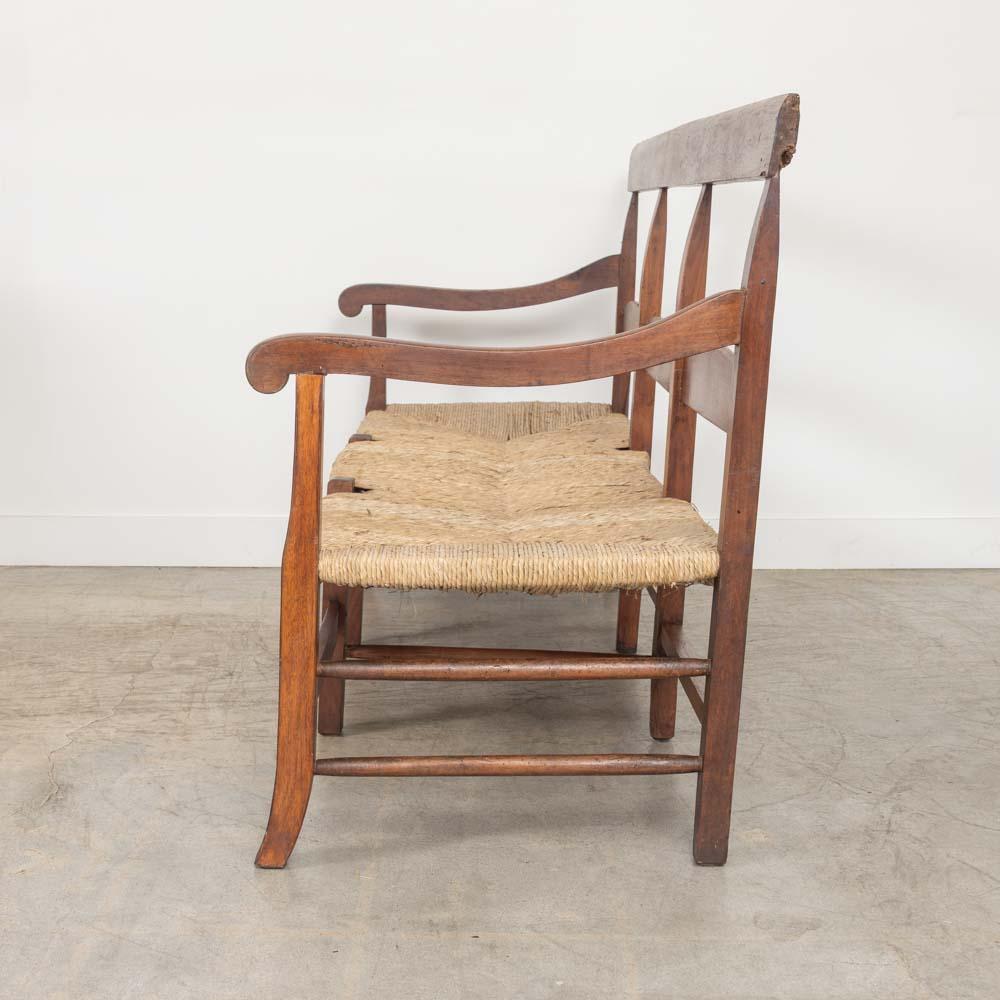 Banc provincial français en bois et tissé en vente 1