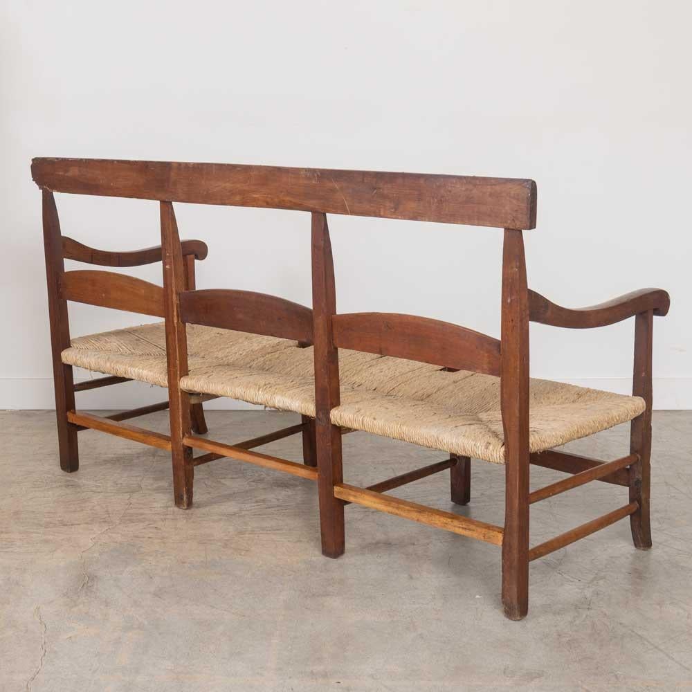 Banc provincial français en bois et tissé en vente 2