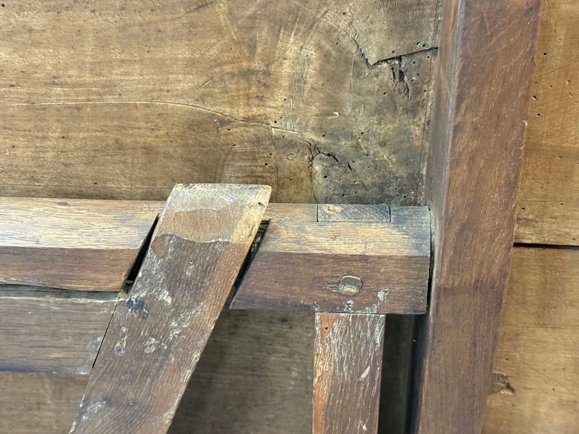 Table centrale de dégustation de vins provinciale française en bois, France, 19e siècle en vente 3