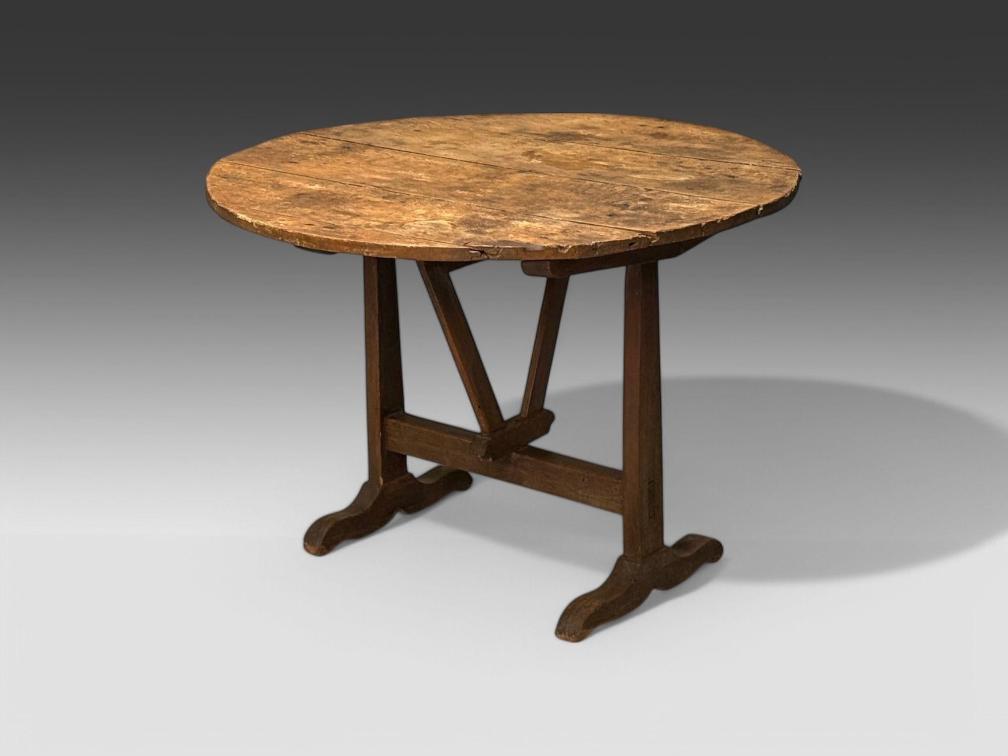 Table d'appoint ou de centre en bois, de style provincial français, France, C.I.C.

Table provinciale de dégustation de vin du XIXe siècle en France, avec un plateau basculant soutenu par une base en forme de tréteau. Bonne patine du bois.
