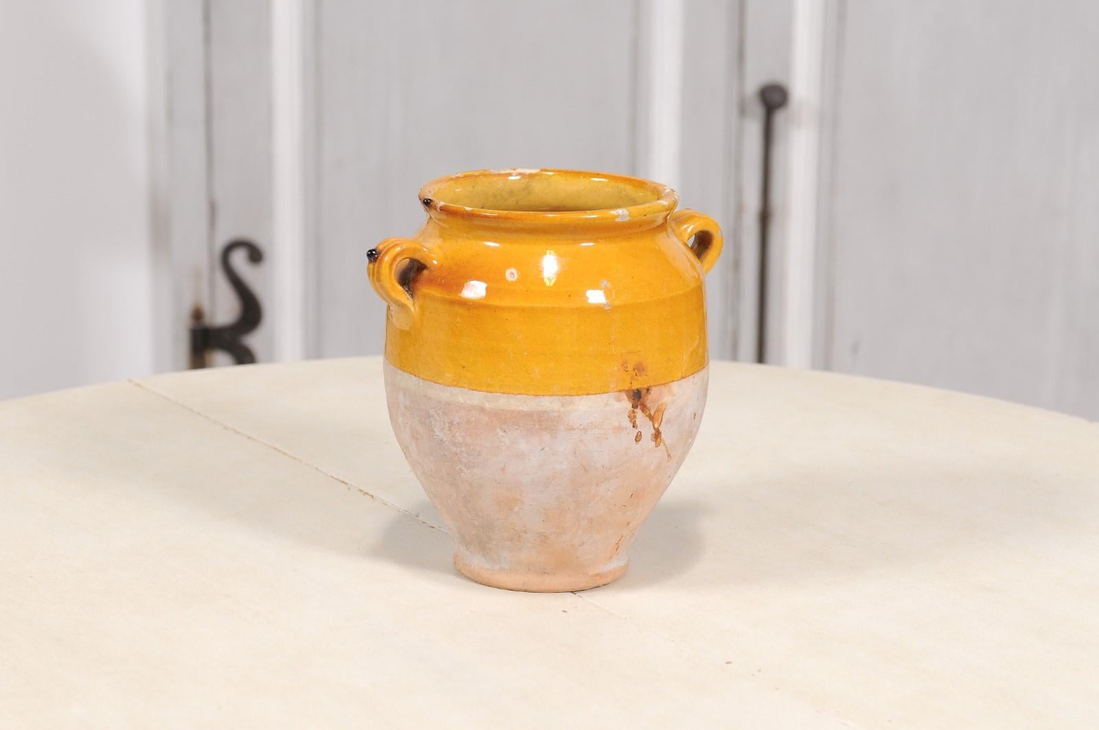 Provincial français Pot à Confit provincial français à glaçure jaune avec double poignée, 19e siècle en vente