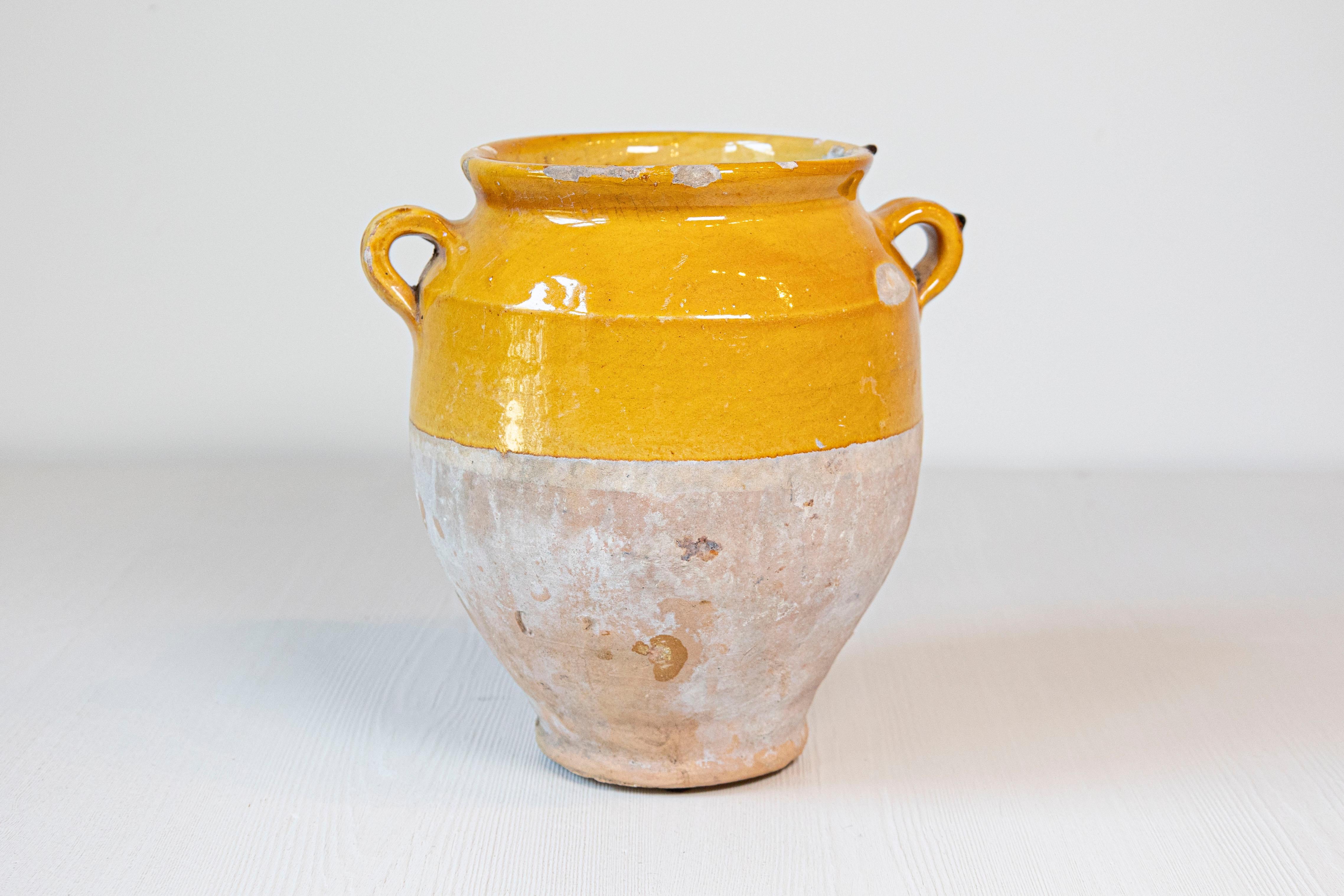 Provincial français Pot à Confit provincial français à glaçure jaune avec double poignée, 19e siècle