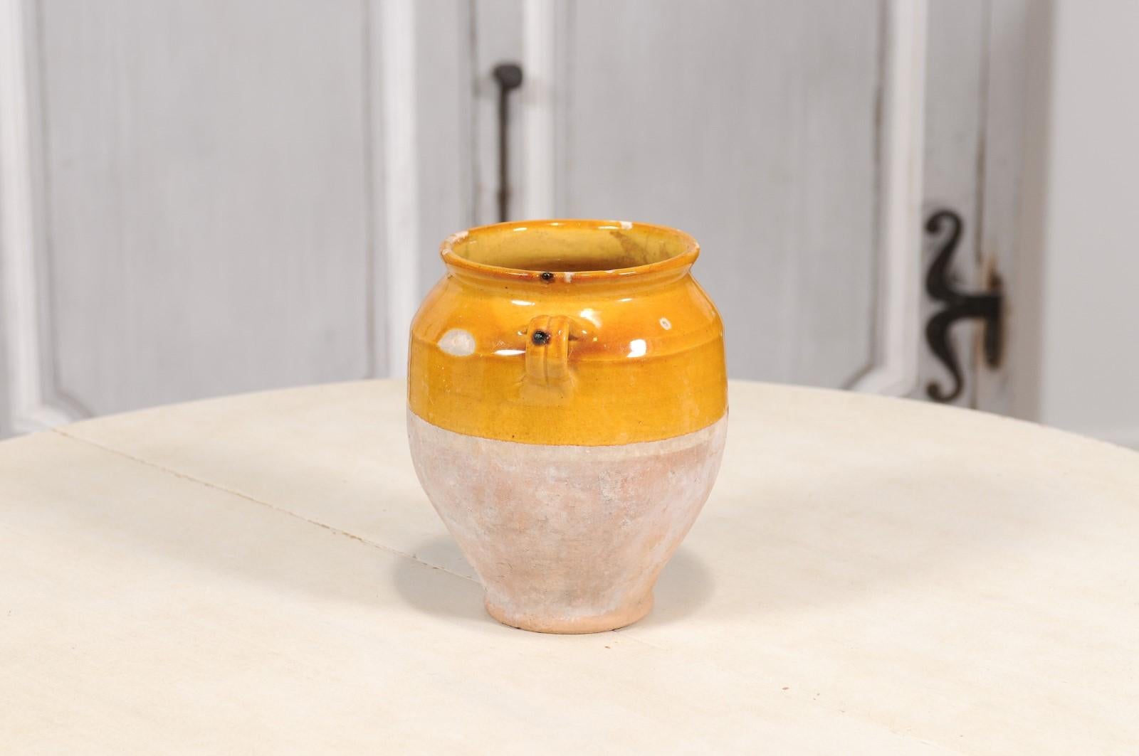 Français Pot à Confit provincial français à glaçure jaune avec double poignée, 19e siècle en vente