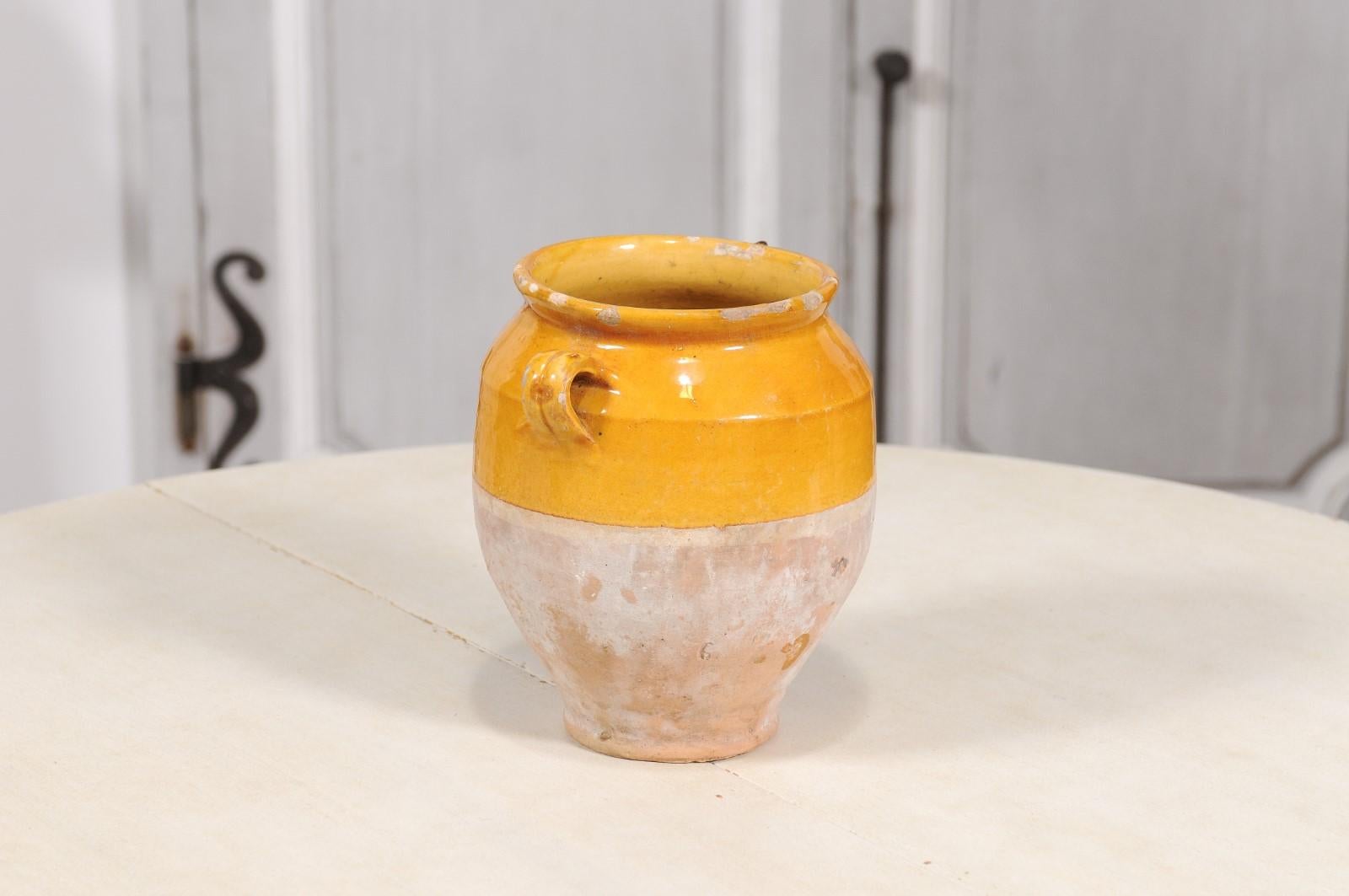 XIXe siècle Pot à Confit provincial français à glaçure jaune avec double poignée, 19e siècle en vente