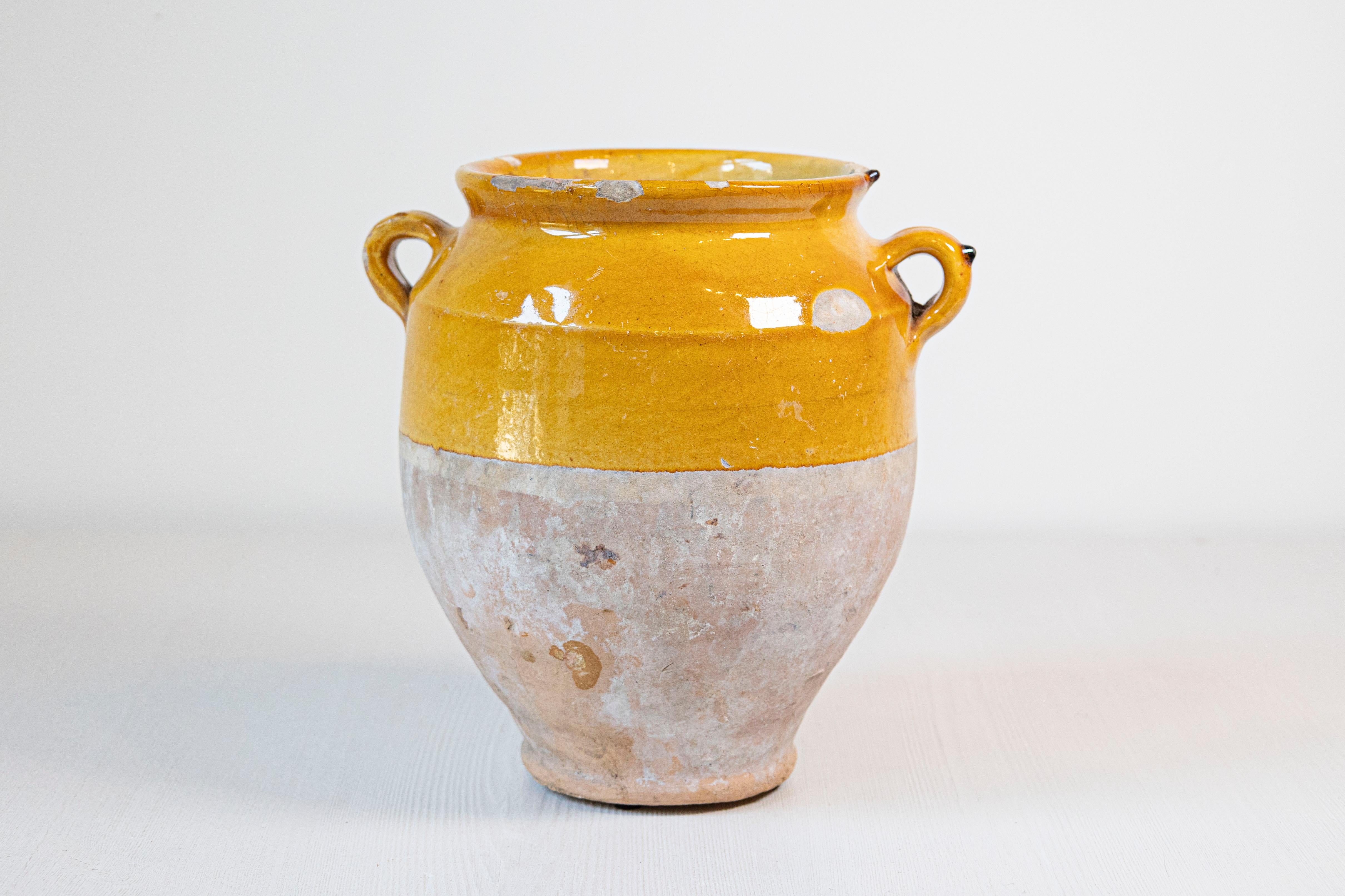 XIXe siècle Pot à Confit provincial français à glaçure jaune avec double poignée, 19e siècle