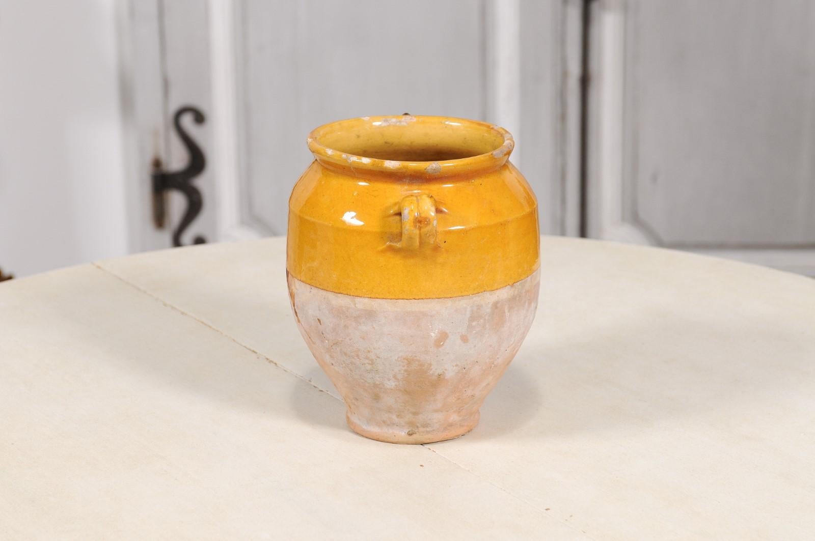 Poteries Pot à Confit provincial français à glaçure jaune avec double poignée, 19e siècle en vente
