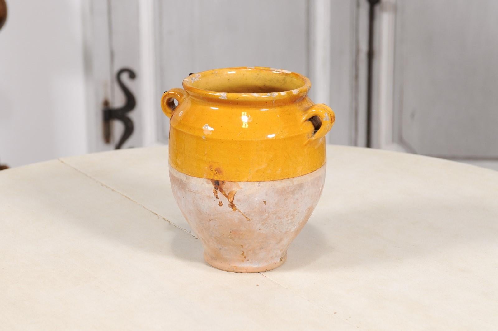 Pot à Confit provincial français à glaçure jaune avec double poignée, 19e siècle en vente 1