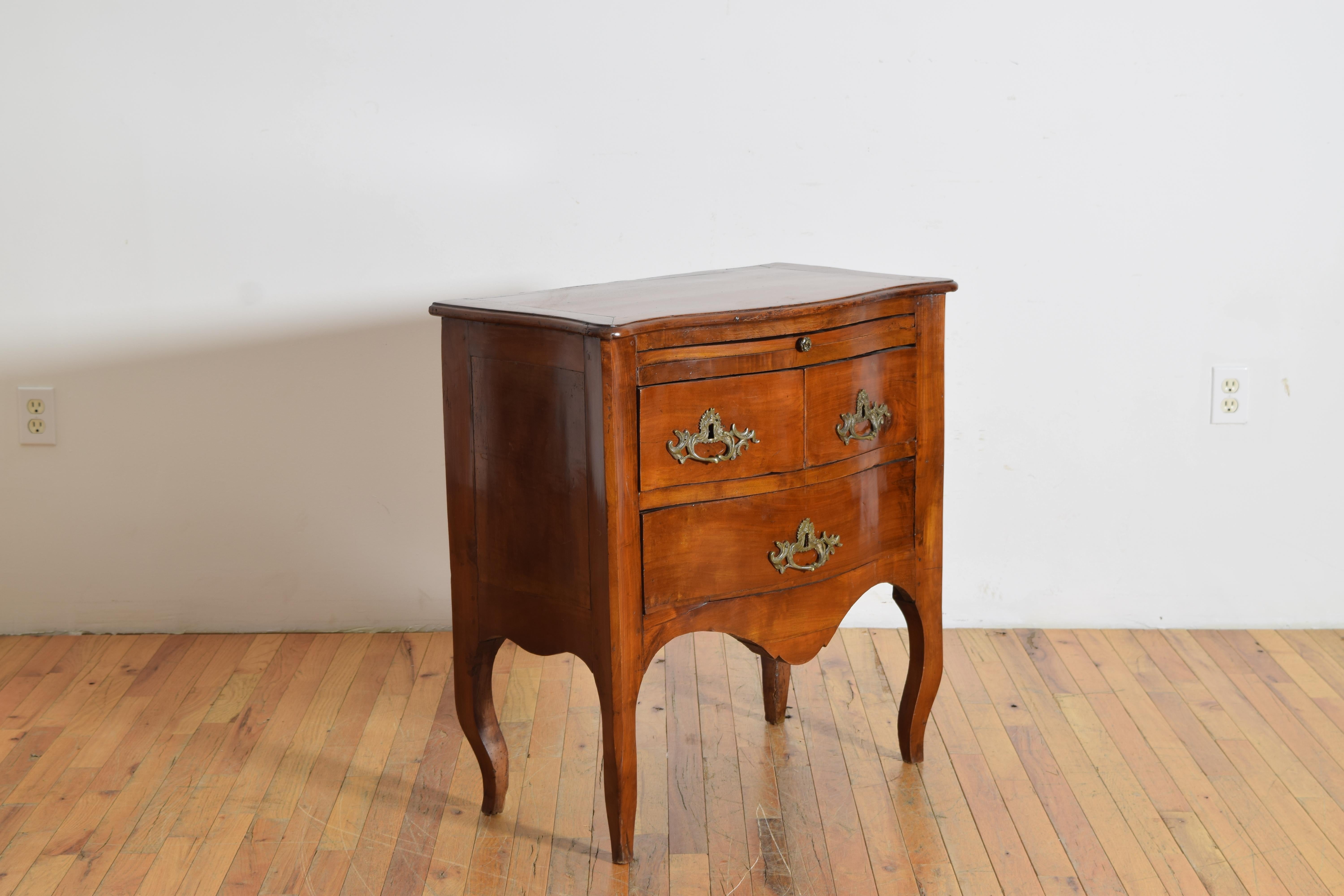 Luigi XV Piccola commode a tre cassetti in legno di cirmolo del periodo LXV, metà del XVIII secolo in vendita
