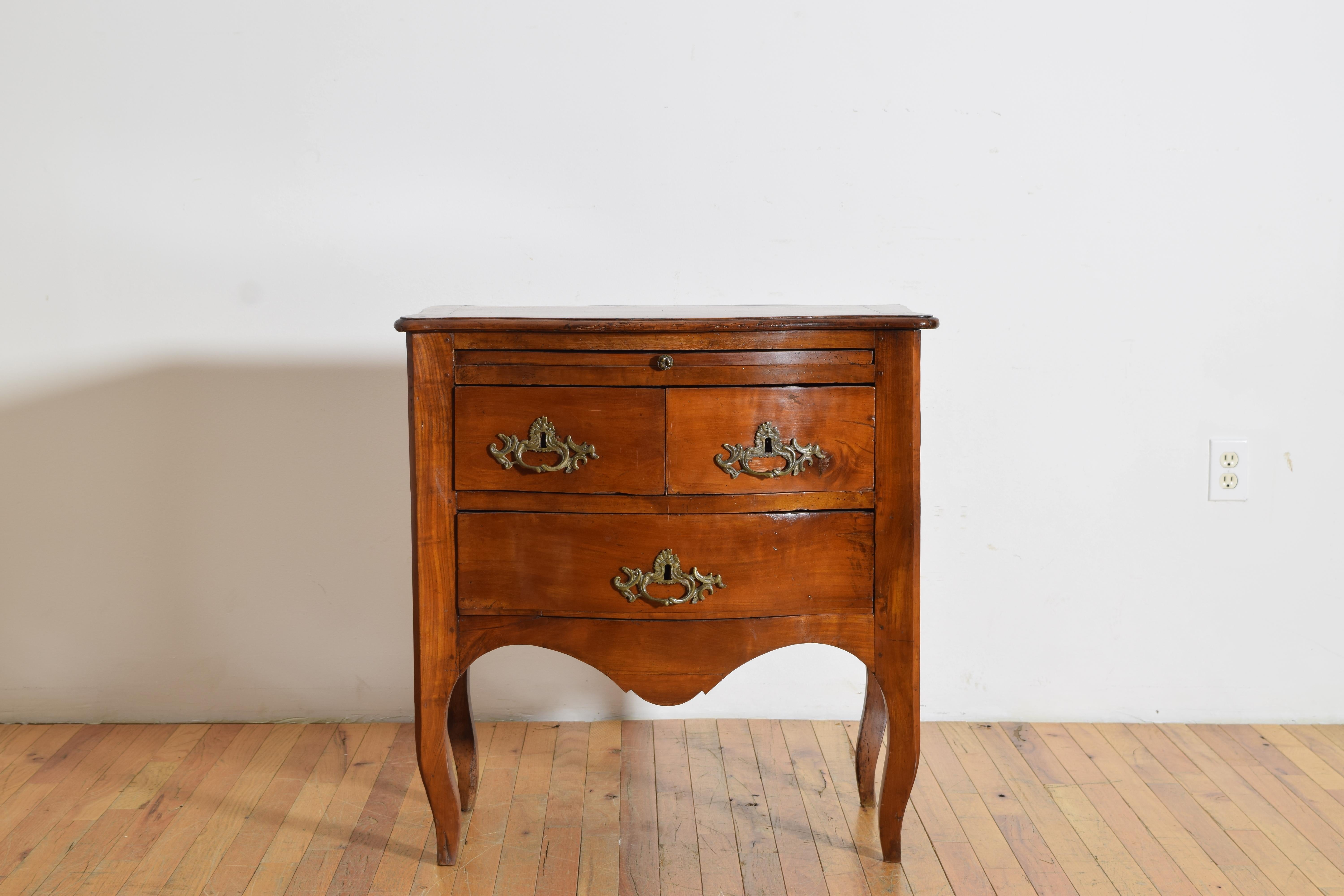 Francese Piccola commode a tre cassetti in legno di cirmolo del periodo LXV, metà del XVIII secolo in vendita
