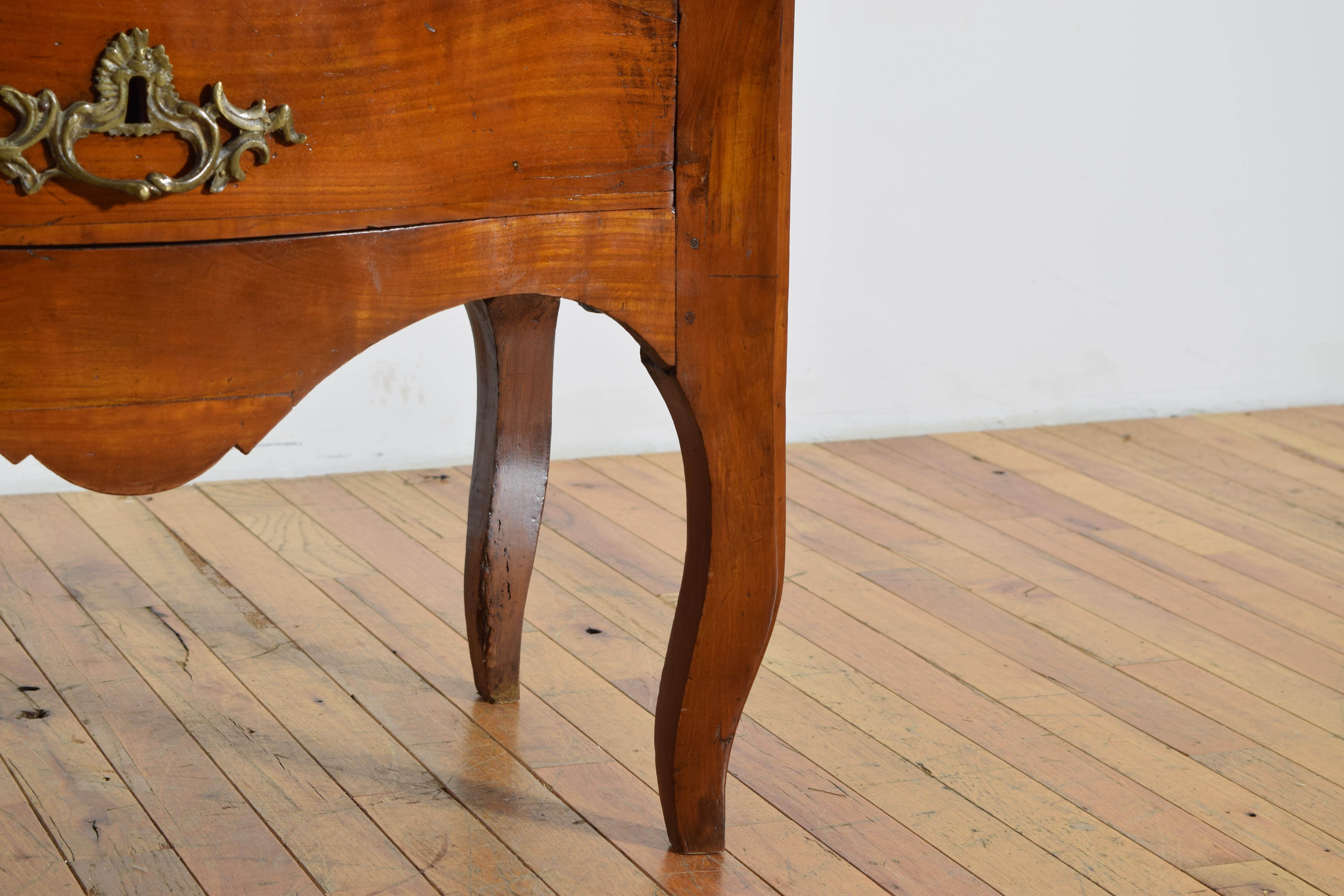 Piccola commode a tre cassetti in legno di cirmolo del periodo LXV, metà del XVIII secolo in vendita 2