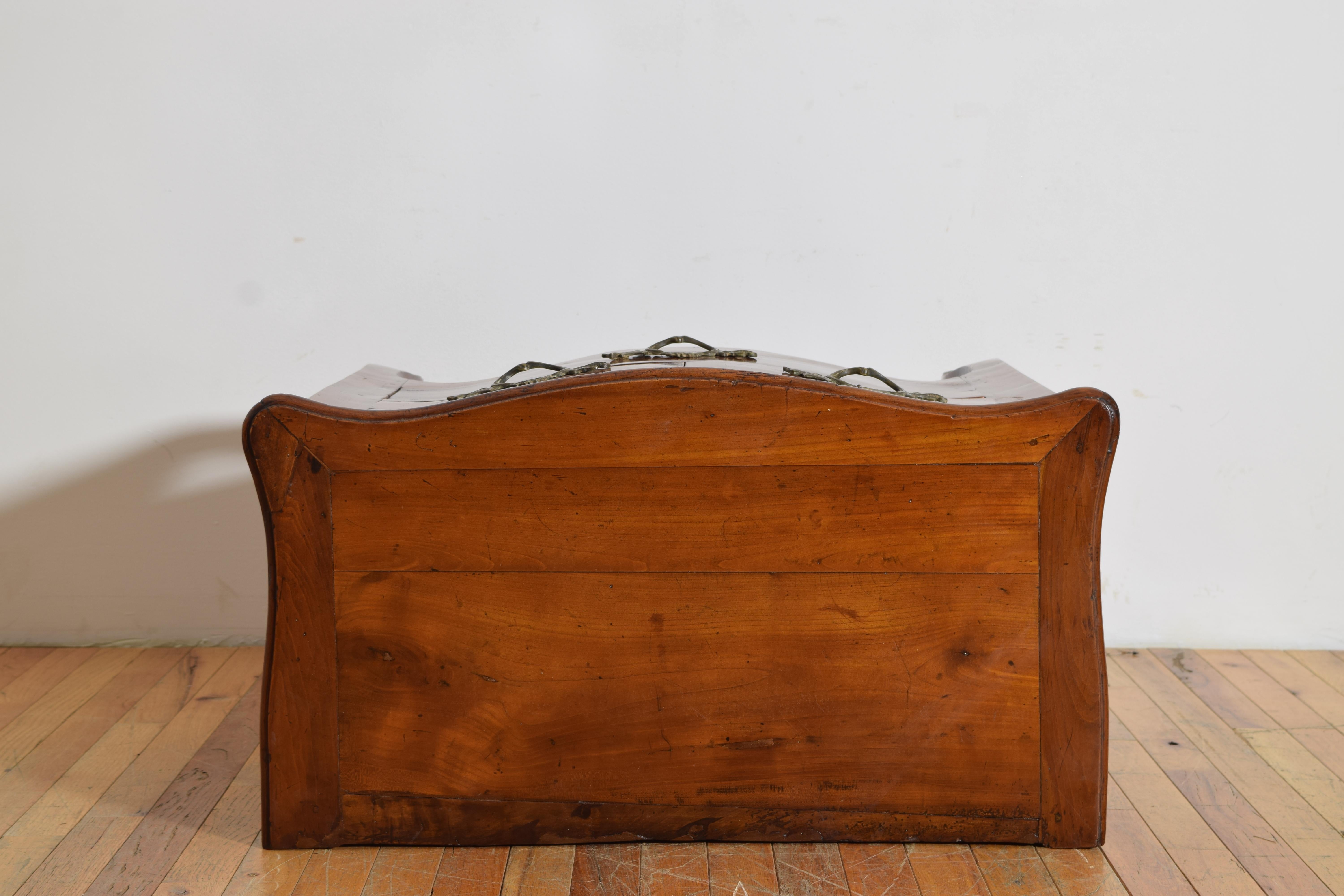 Piccola commode a tre cassetti in legno di cirmolo del periodo LXV, metà del XVIII secolo in vendita 3