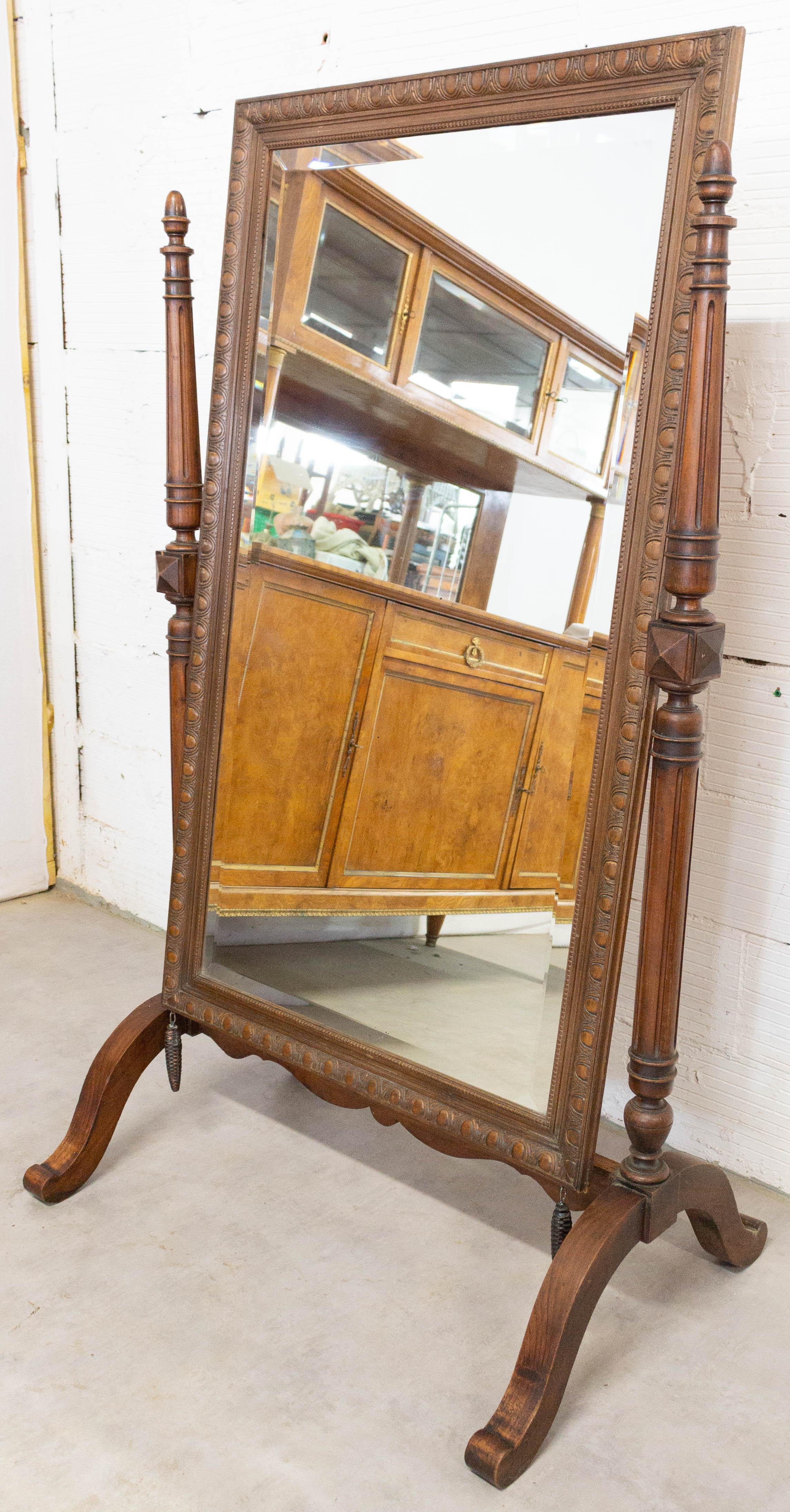 Psyche full length mirror
Beveled floor mirror,
French, late 19th century
Good condition.

Shipping:
P 63/L 95/H 158 cm 22 kg.