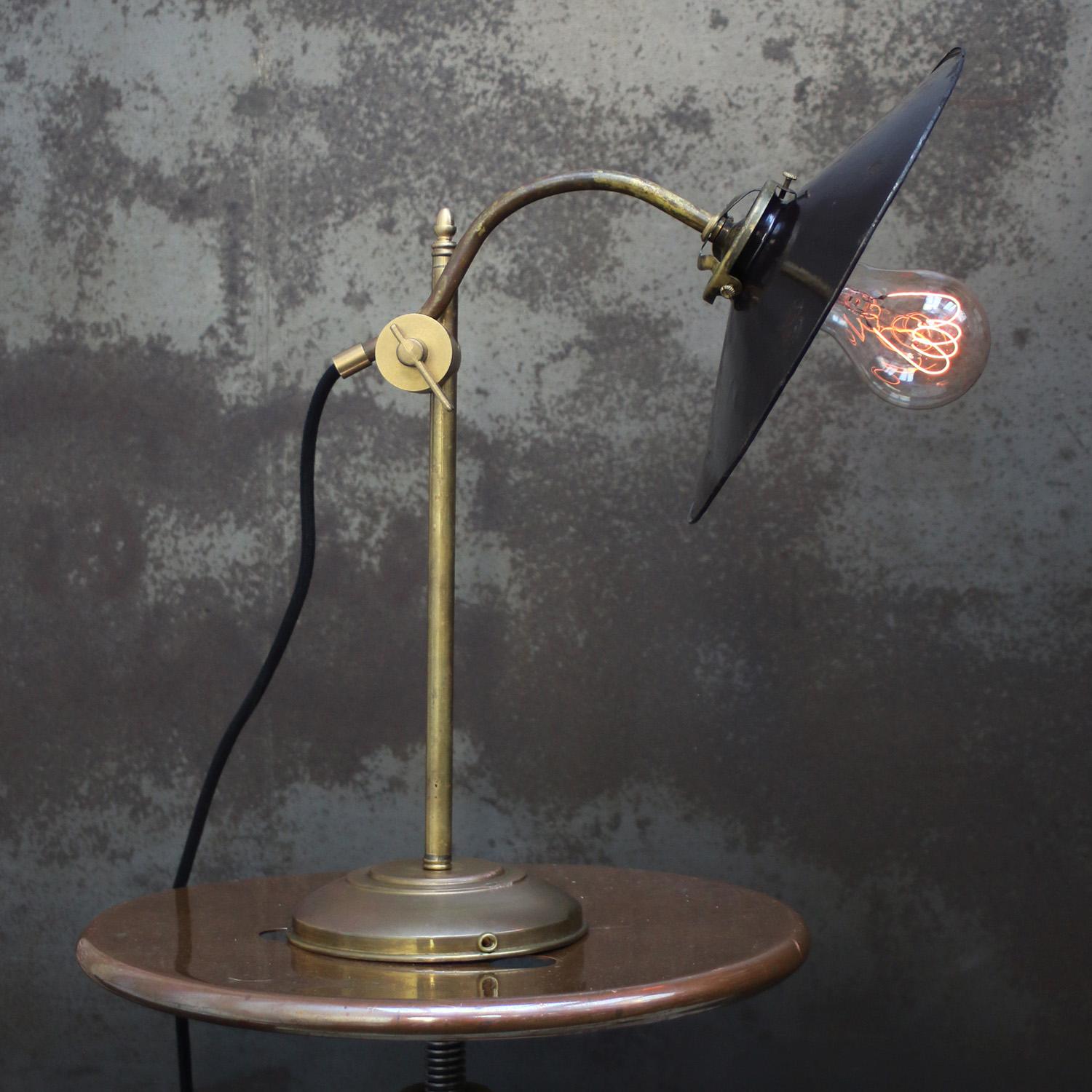 Lampe de bureau en laiton et émail brun pourpre.
2,5 mètres de câble en coton noir, prise et interrupteur

Disponible avec une prise UK / US

Poids : 2,50 kg / 5,5 lb

Le prix est fixé par article individuel. Toutes les lampes ont été rendues