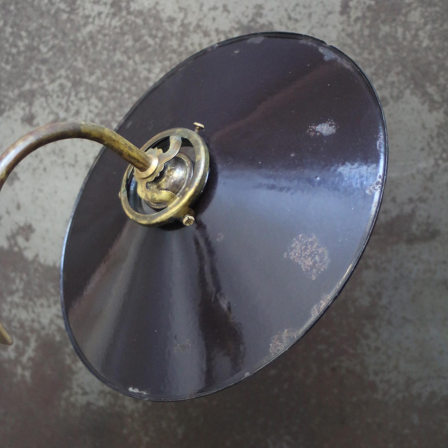 20ième siècle Lampes de table en laiton émaillé brun pourpre en vente