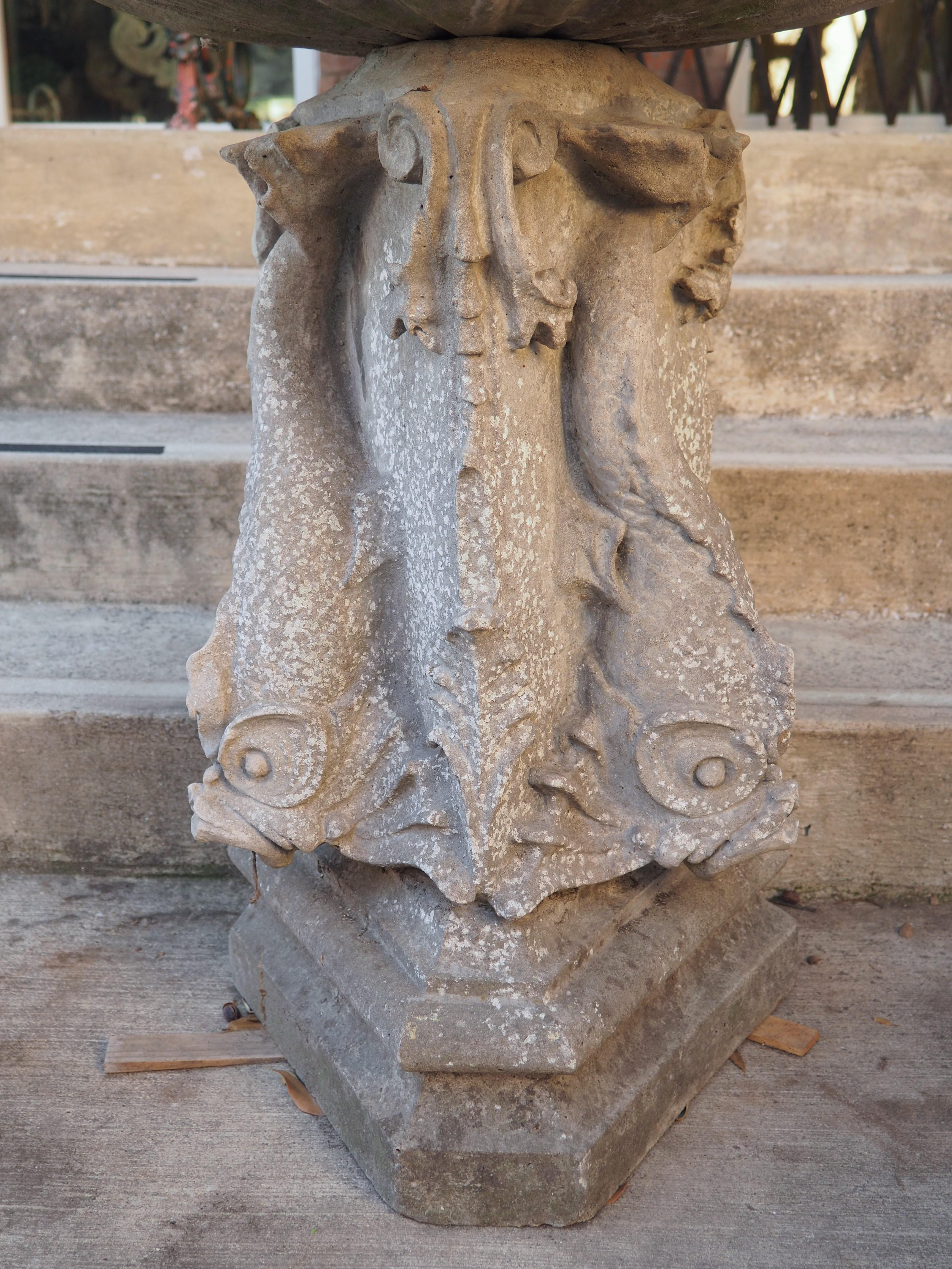 Pierre Fontaine centrale en forme de putti et de dauphin, vers les années 1950