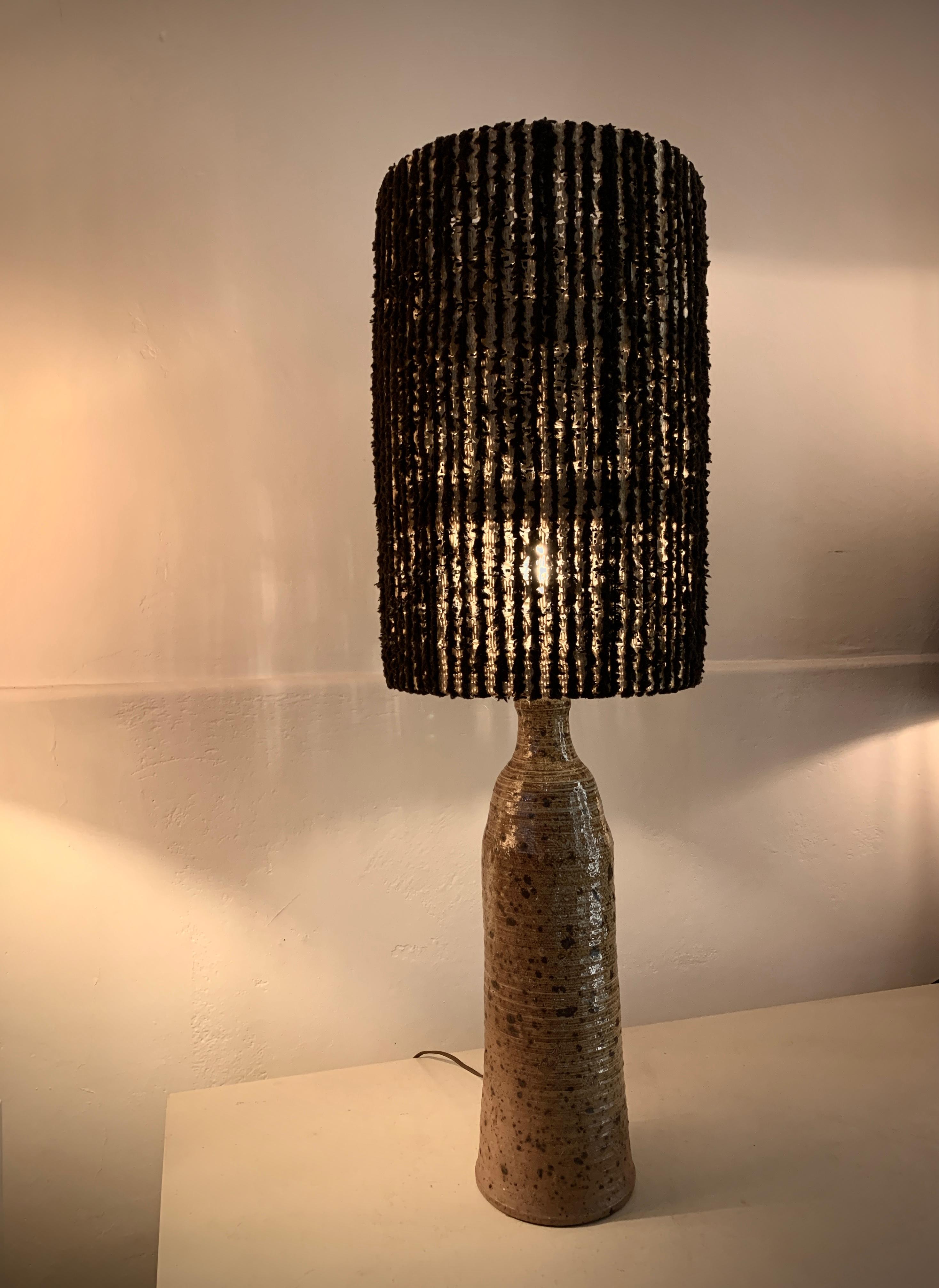 Lampe de table française en grès pyriteux, 1960. en vente 1