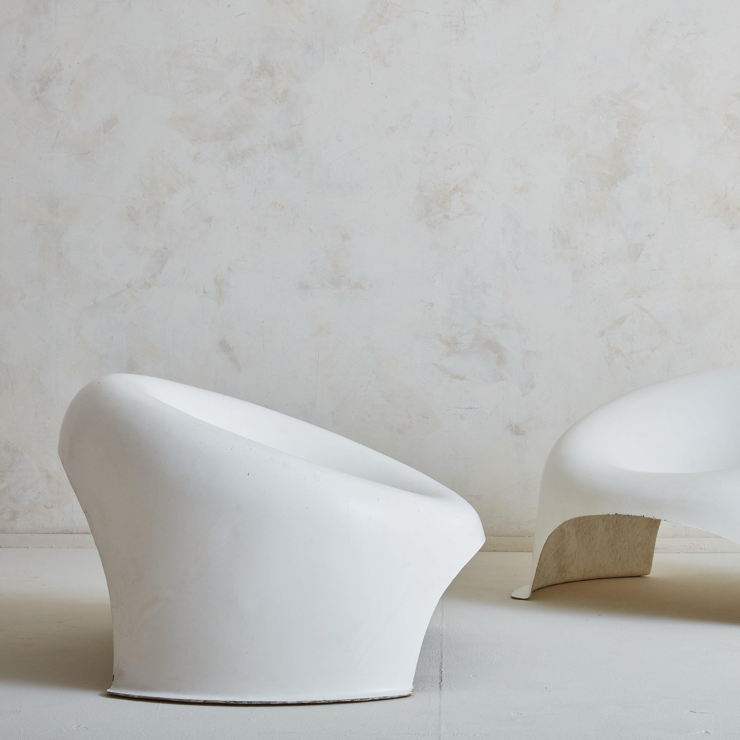 Français Chaise française R3 Boule en fibre de verre par Charles Zublena (1960-70) en vente
