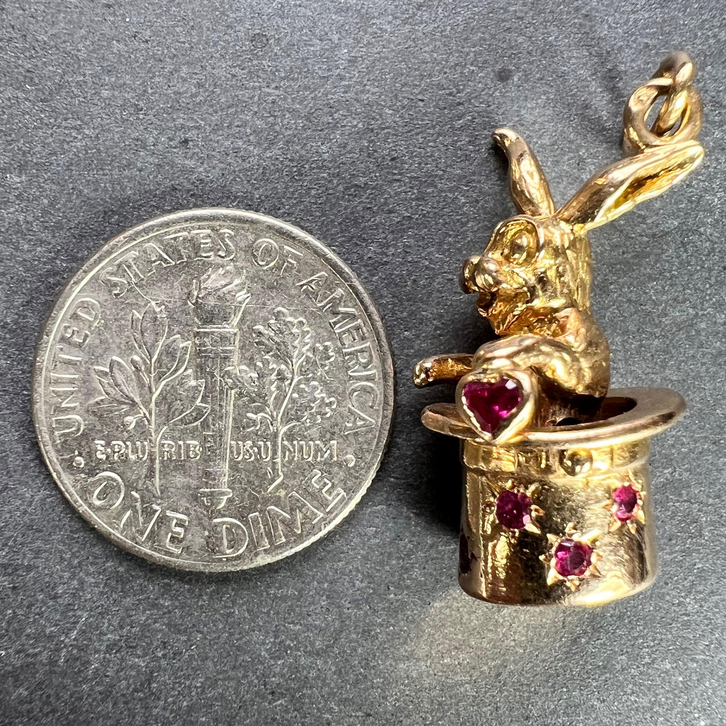 Pendentif magique chapeau de lapin français en or jaune 18 carats avec rubis en vente 11