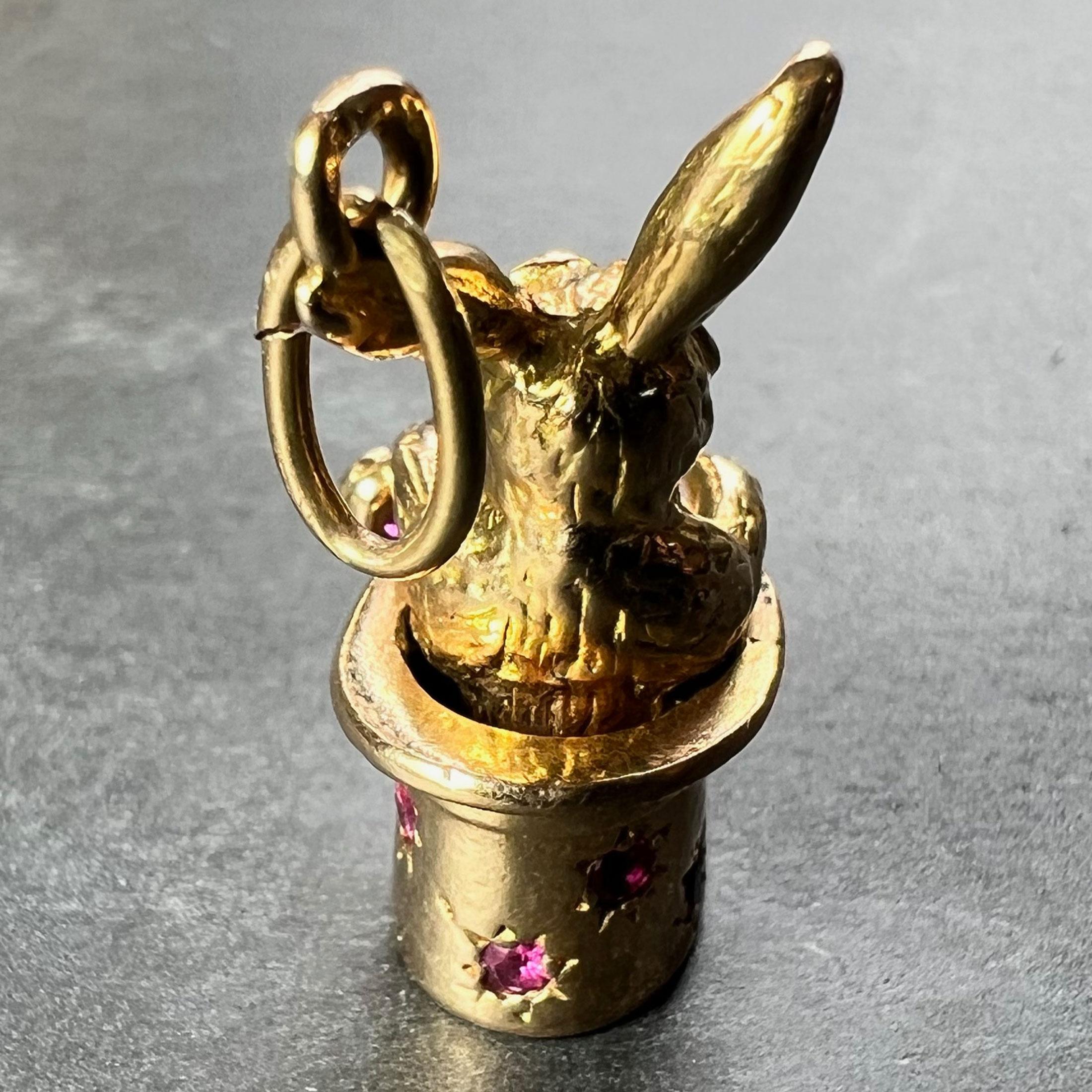 Pendentif magique chapeau de lapin français en or jaune 18 carats avec rubis Unisexe en vente