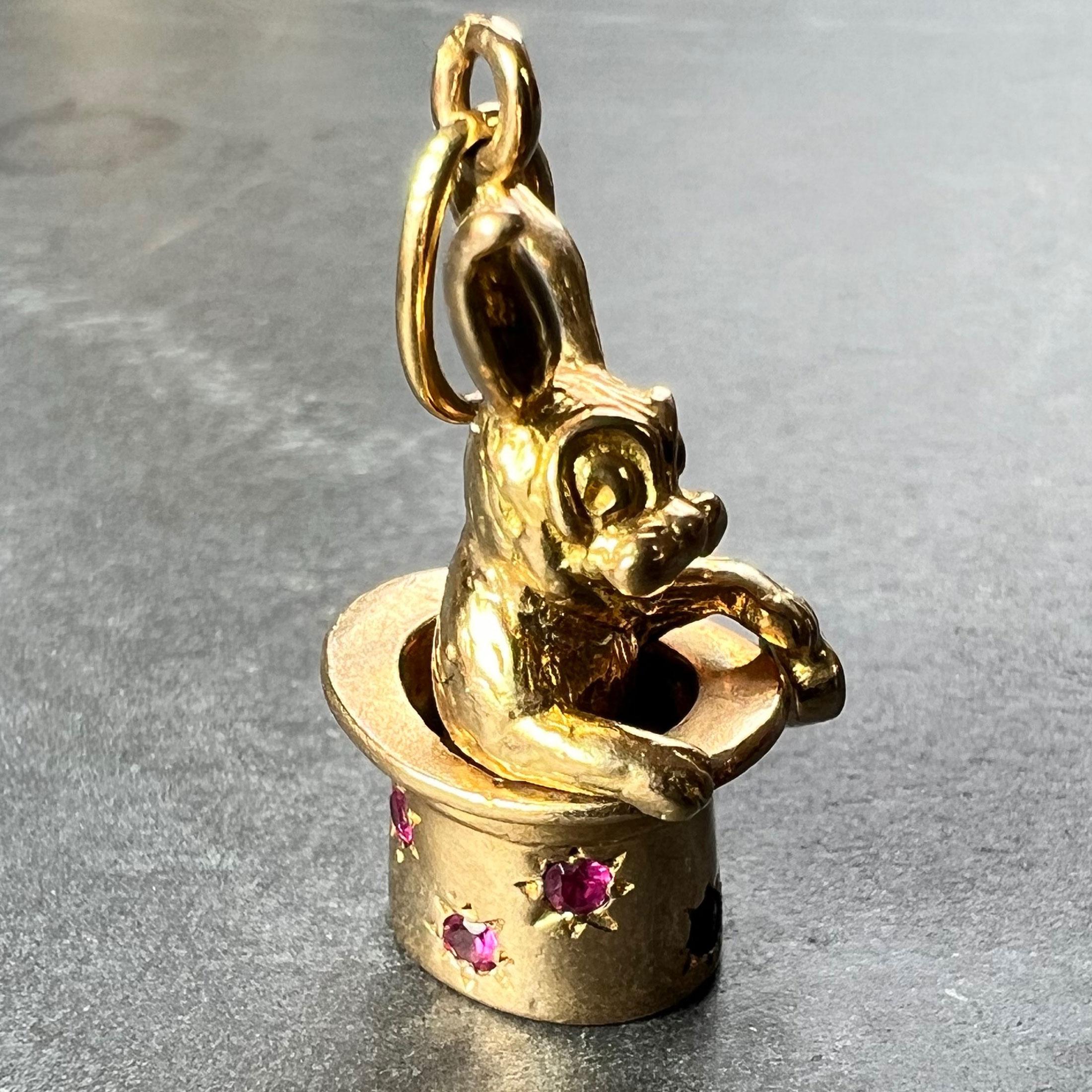 Pendentif magique chapeau de lapin français en or jaune 18 carats avec rubis en vente 1