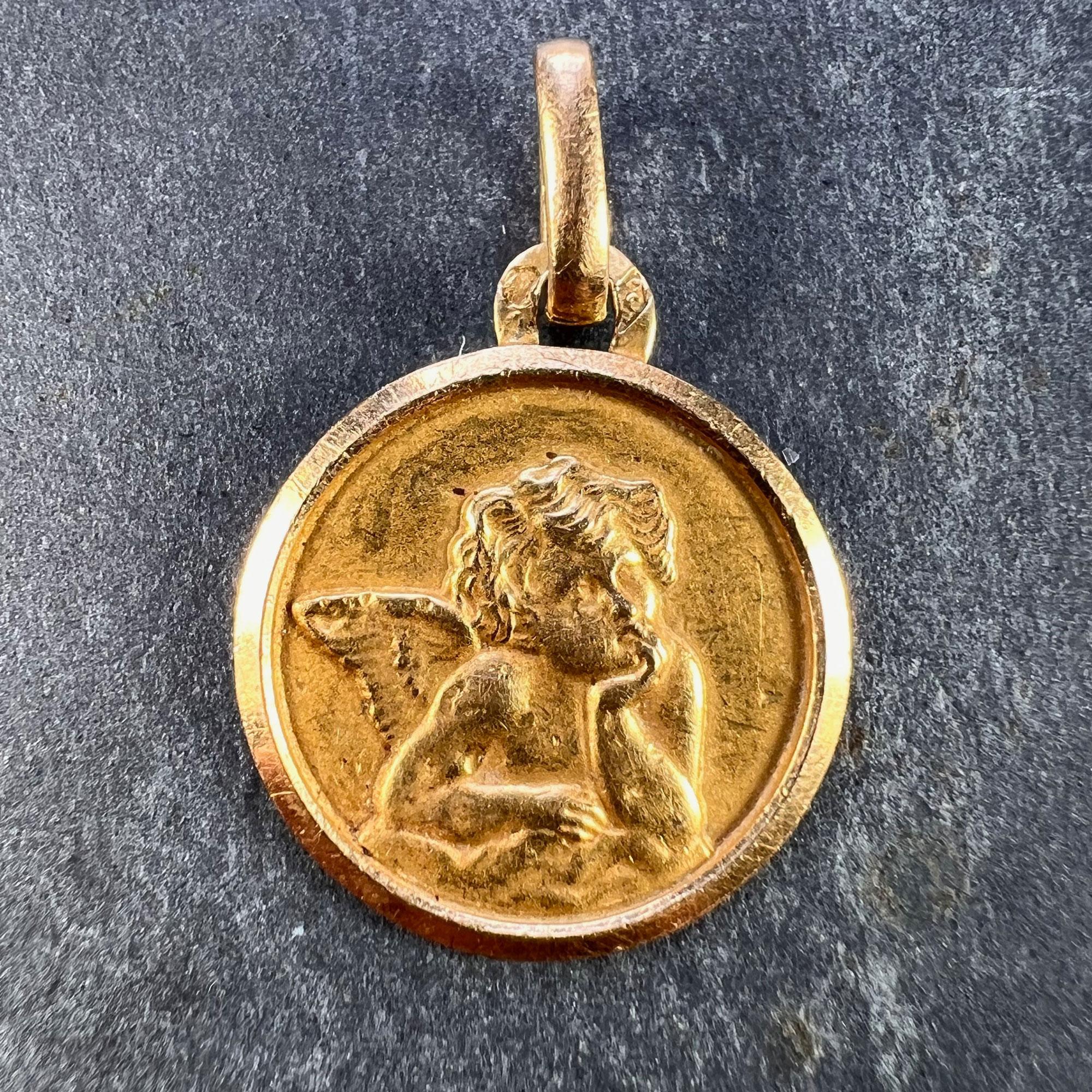 Pendentif à breloques français en or jaune 18 carats (18K) conçu comme une médaille représentant l'angelot de Rafael dans un cadre en relief. La date du 1-9-66 est gravée au verso. Estampillé de la marque de l'aigle pour l'or 18 carats et de la