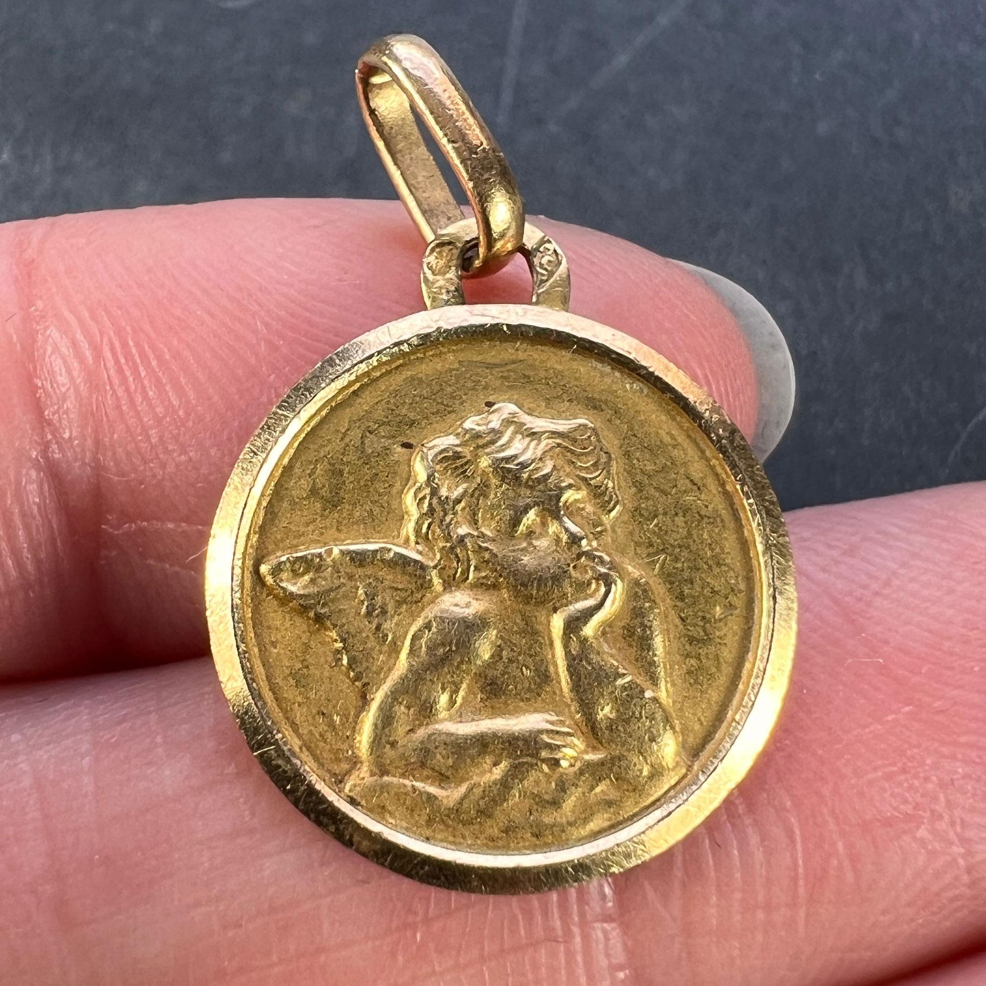 Pendentif à breloques en or jaune 18K avec chérubin de Rafael français en vente 2