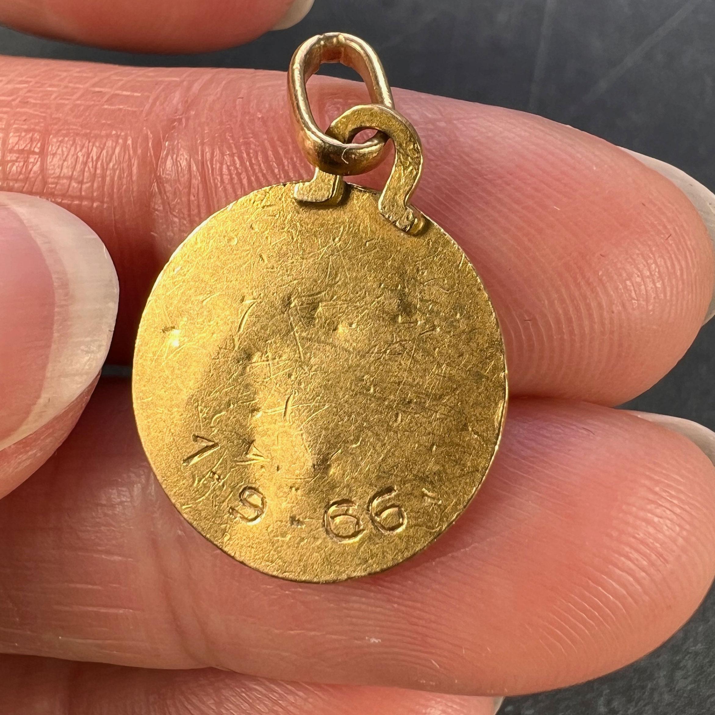 Pendentif à breloques en or jaune 18K avec chérubin de Rafael français en vente 5