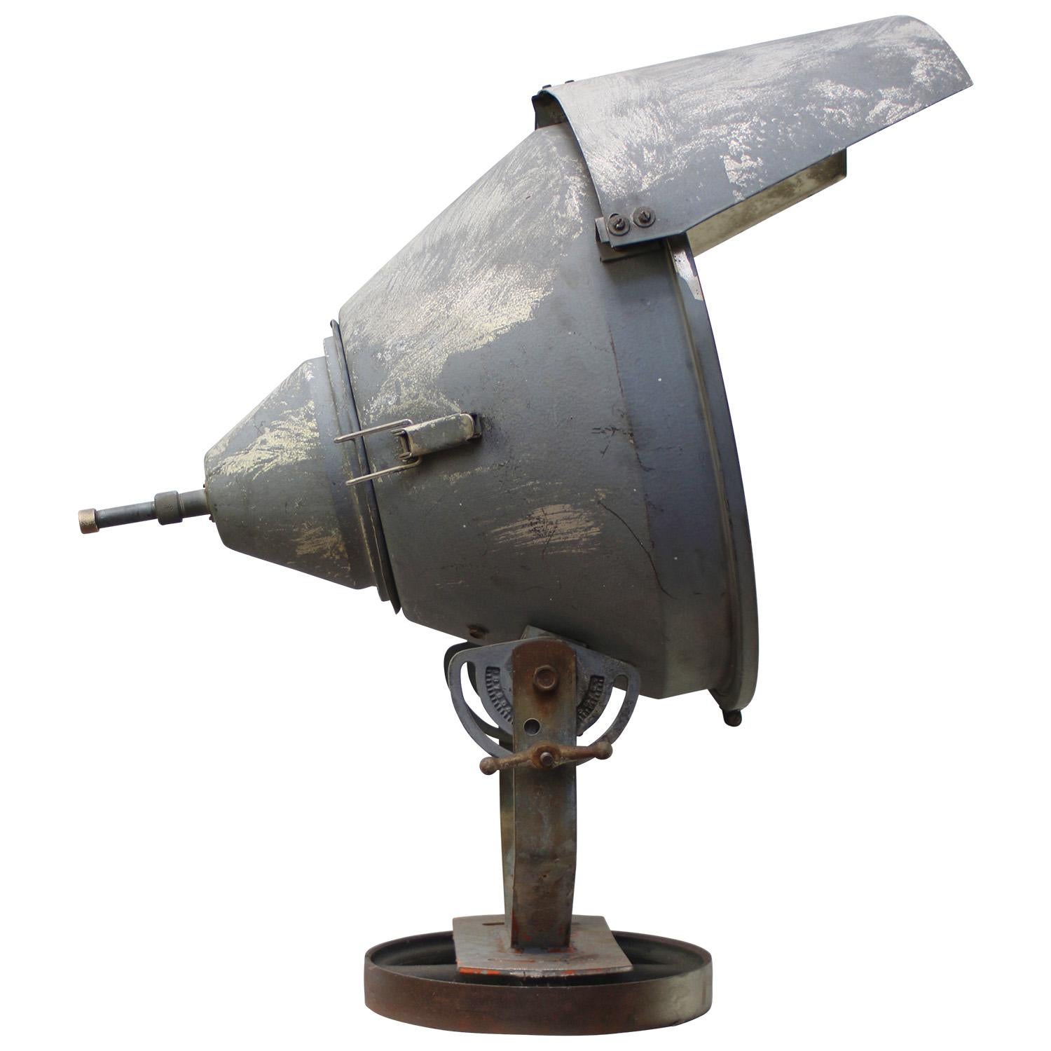 Lampada da terra industriale regolabile delle Ferrovie Francesi
Metallo grigio con vetro trasparente
Braccio e base in ghisa

Cavo Electra da 3 metri / 120