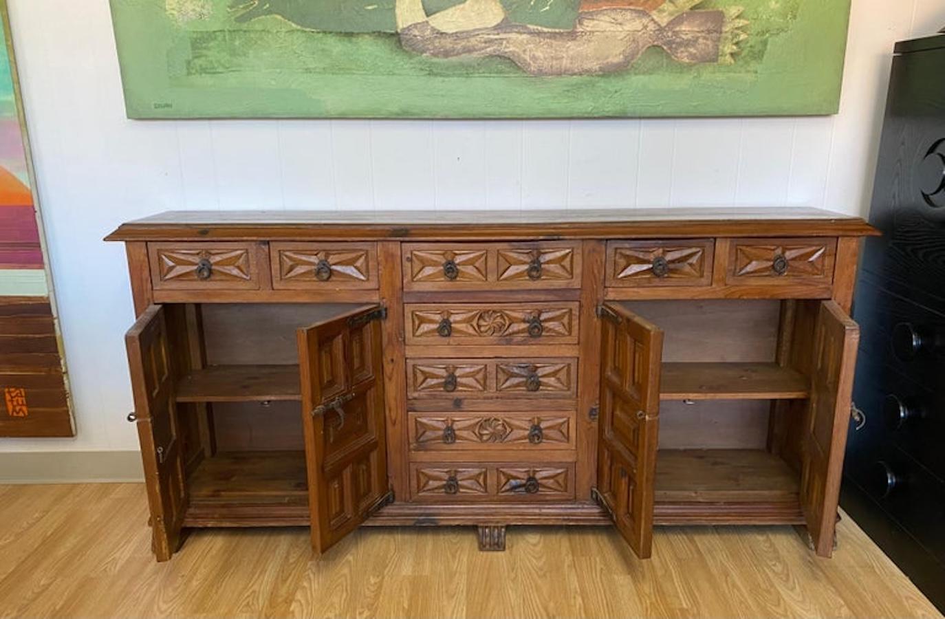 20ième siècle Crédence française à panneaux en pin, vers les années 1960 en vente