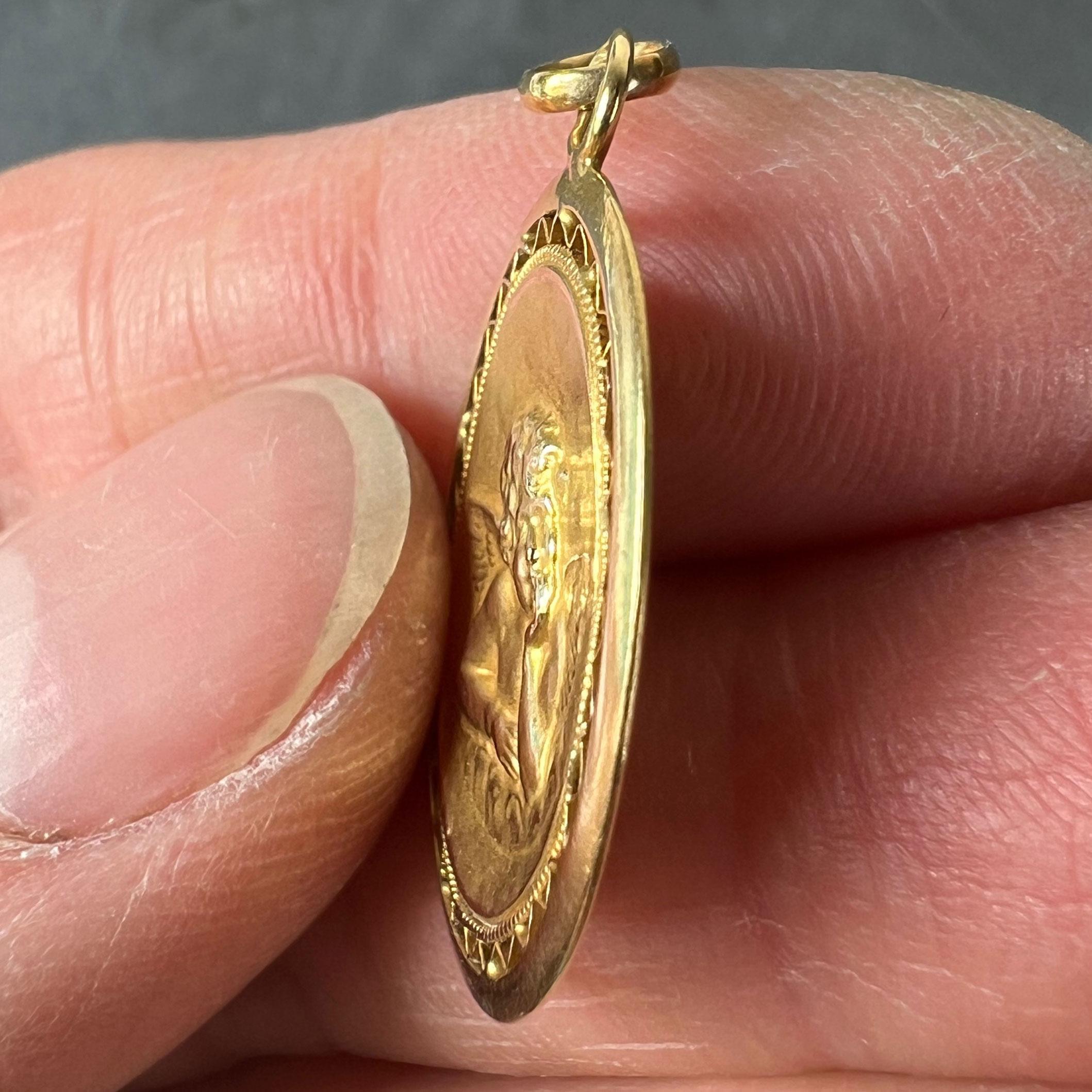 French Raphael’s Cherub 18K Yellow Gold Charm Pendant in vendita 3