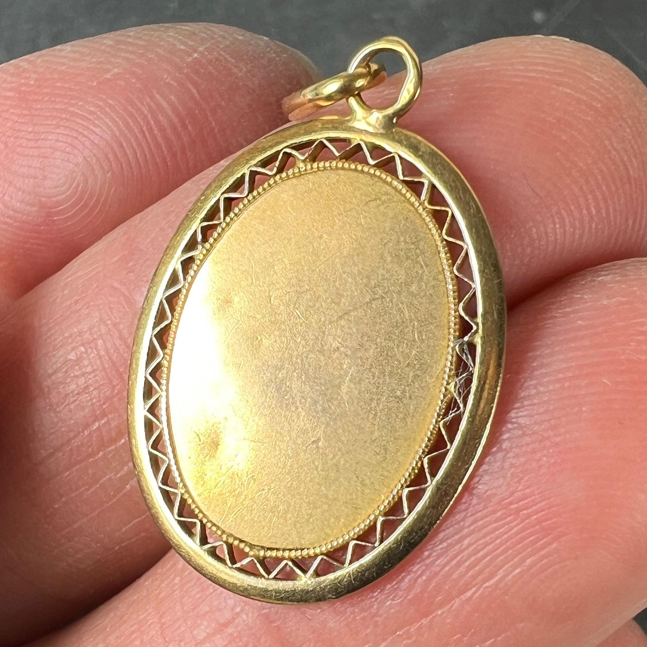 French Raphael’s Cherub 18K Yellow Gold Charm Pendant in vendita 4