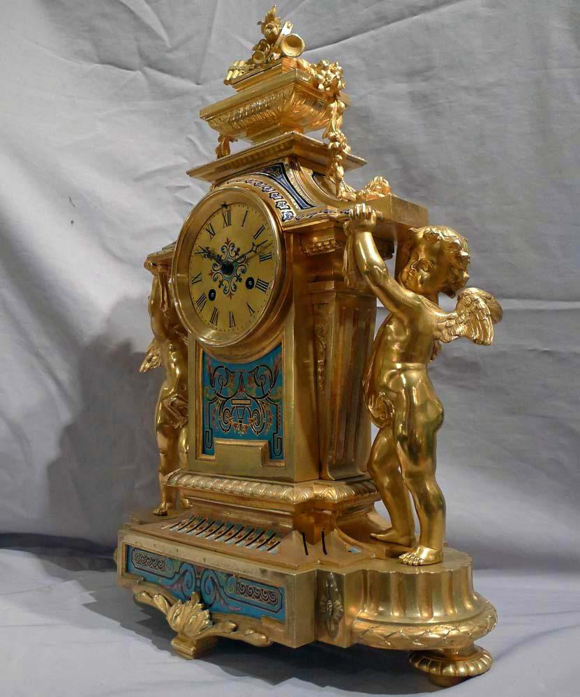 Français Rare pendule de cheminée française en émail de Champleve et bronze doré en vente