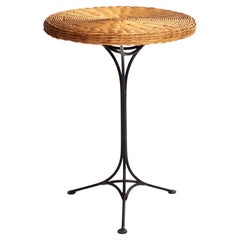 Gueridon ou table d'appoint en rotin et métal noir circa 1950