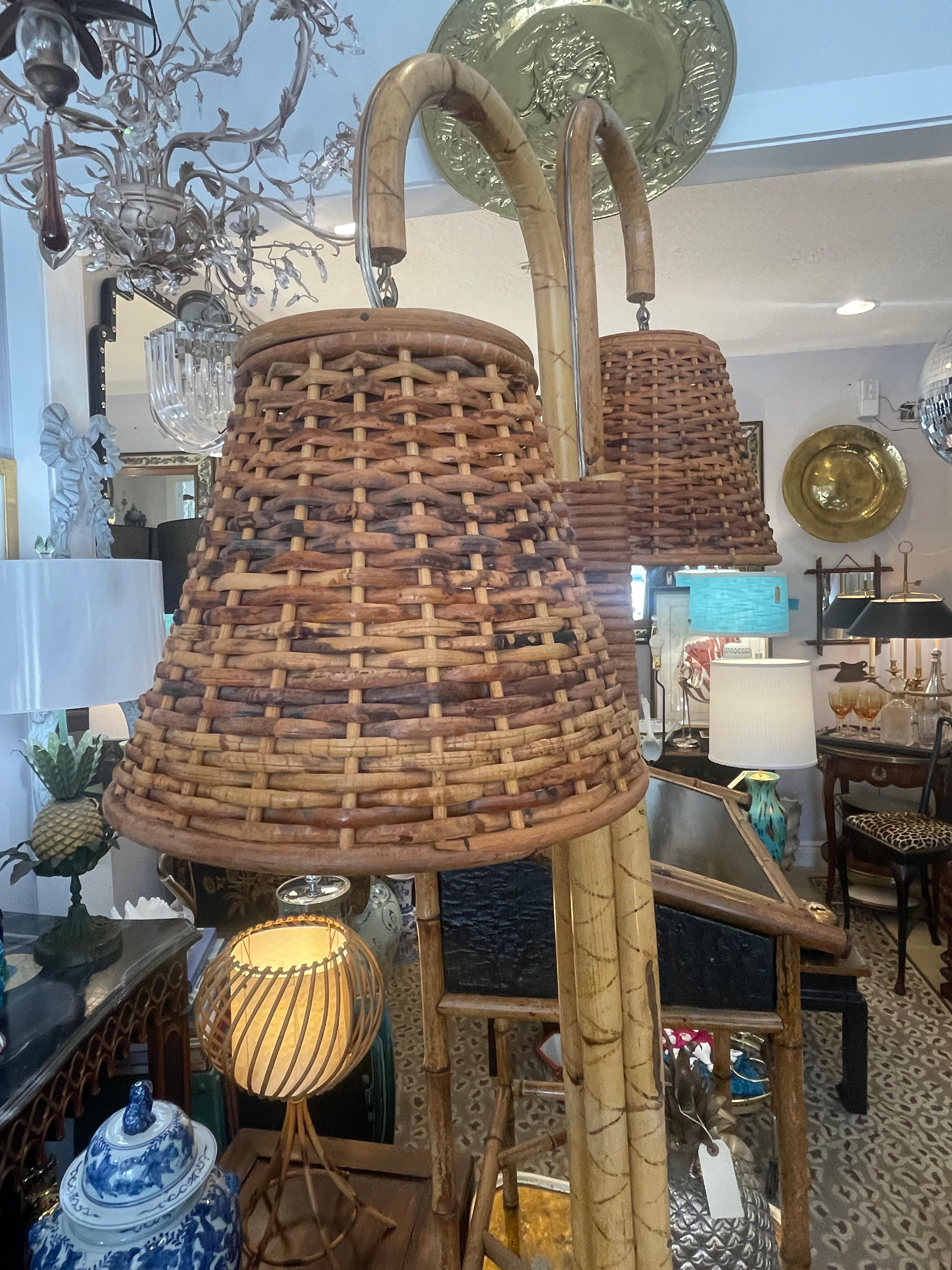Lampada da terra francese a doppia luce in rattan e bambù, anni '70 in vendita 2