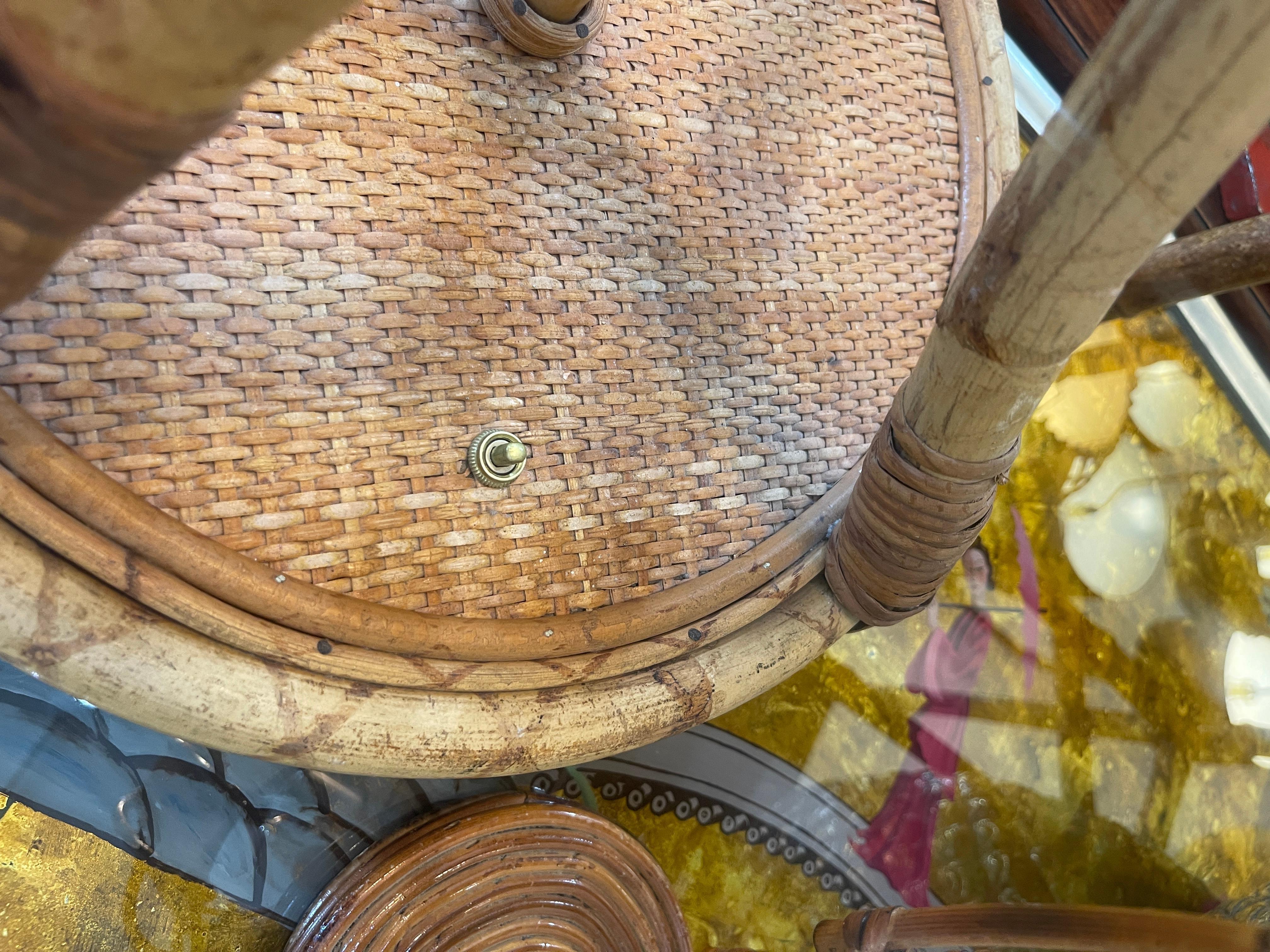 Lampada da terra francese a doppia luce in rattan e bambù, anni '70 in vendita 4