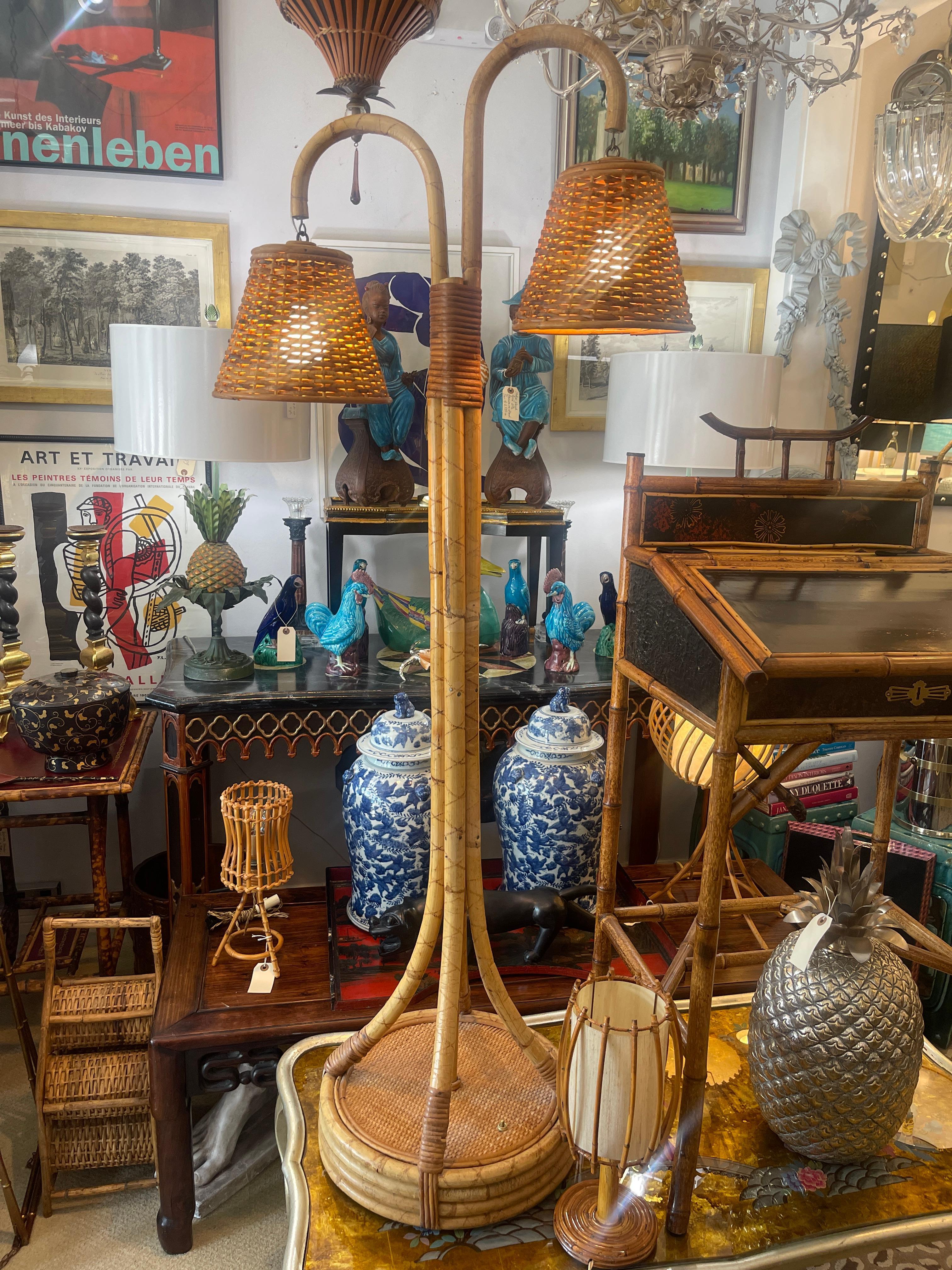 Questa lampada da terra a doppia luce in rattan e bambù francese degli anni '70 è un meraviglioso esempio di Boho Chic francese degli anni '70.
Ci sono due lampade da terra esattamente uguali nell'elenco, se desideri una coppia...
Questa lampada è