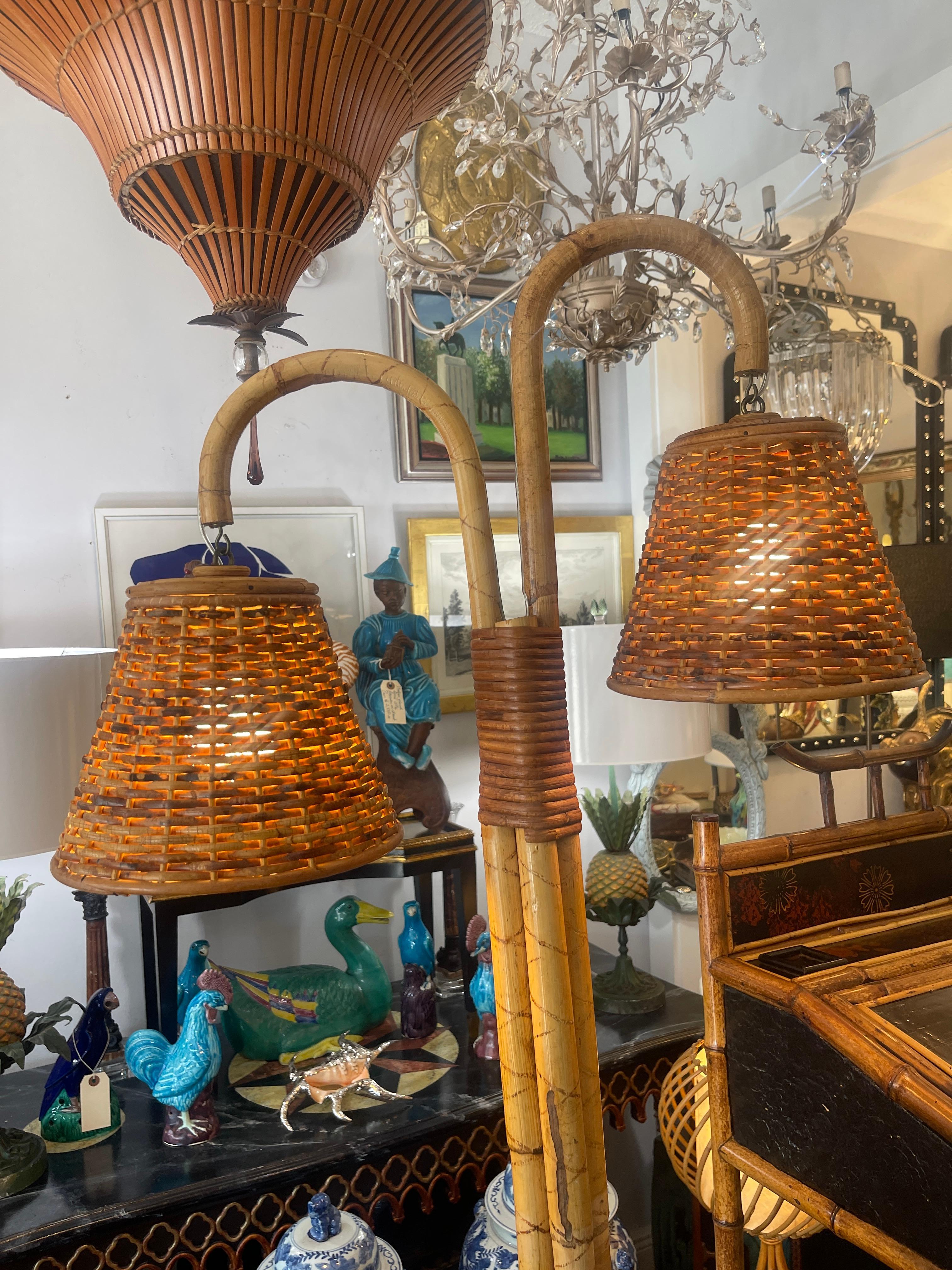 Mid-Century moderno Lampada da terra francese a doppia luce in rattan e bambù, anni '70 in vendita