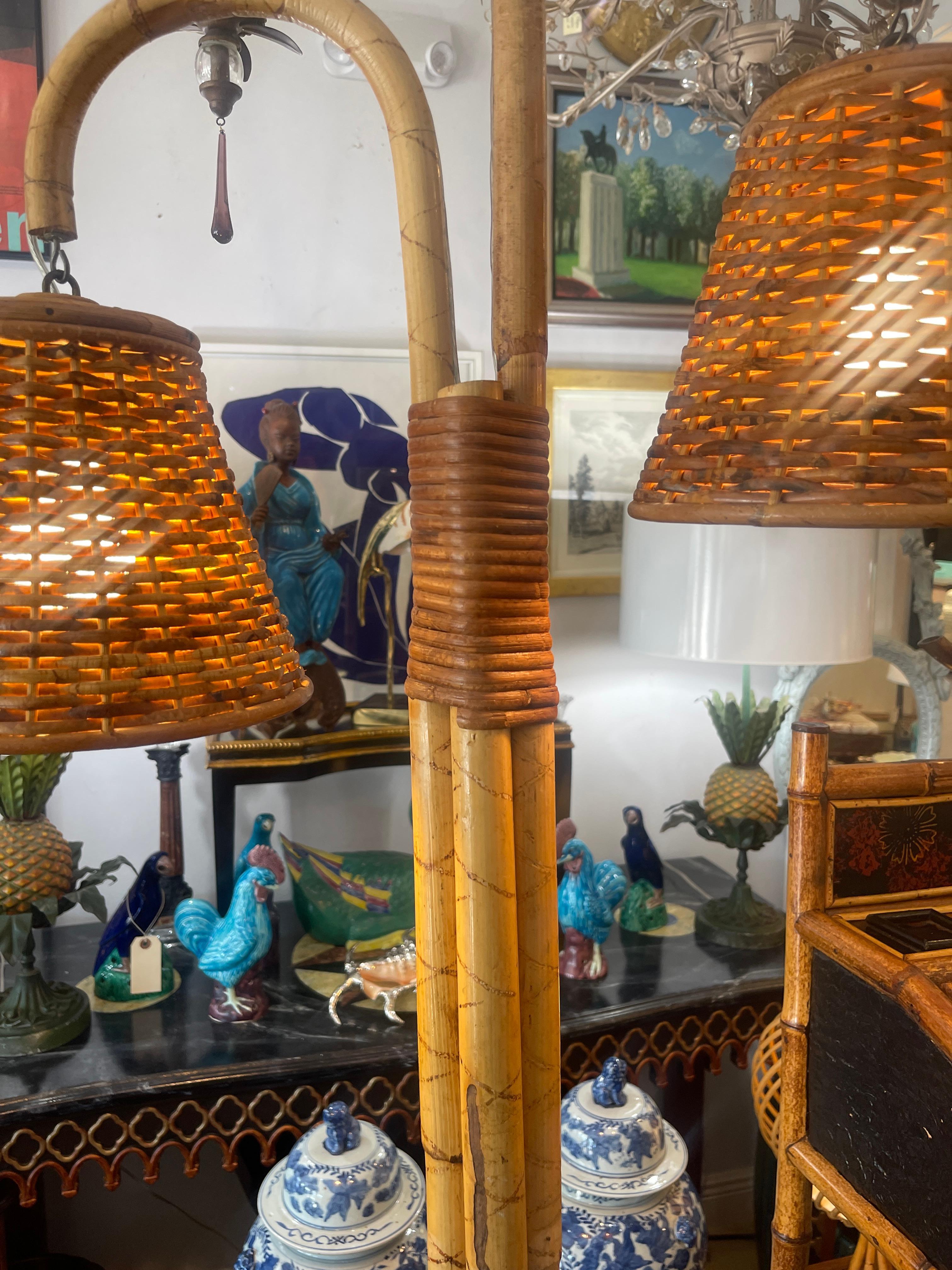 Francese Lampada da terra francese a doppia luce in rattan e bambù, anni '70 in vendita