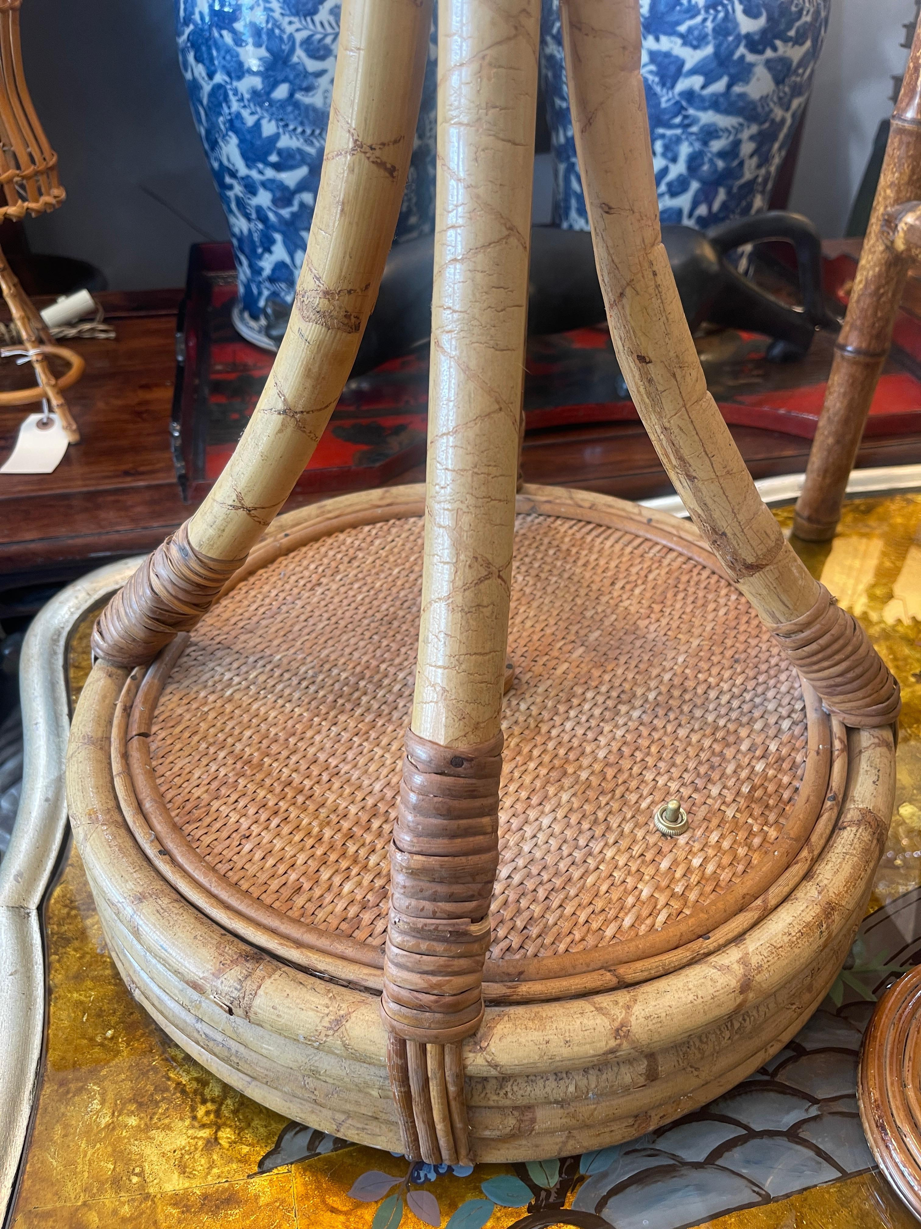 Fatto a mano Lampada da terra francese a doppia luce in rattan e bambù, anni '70 in vendita