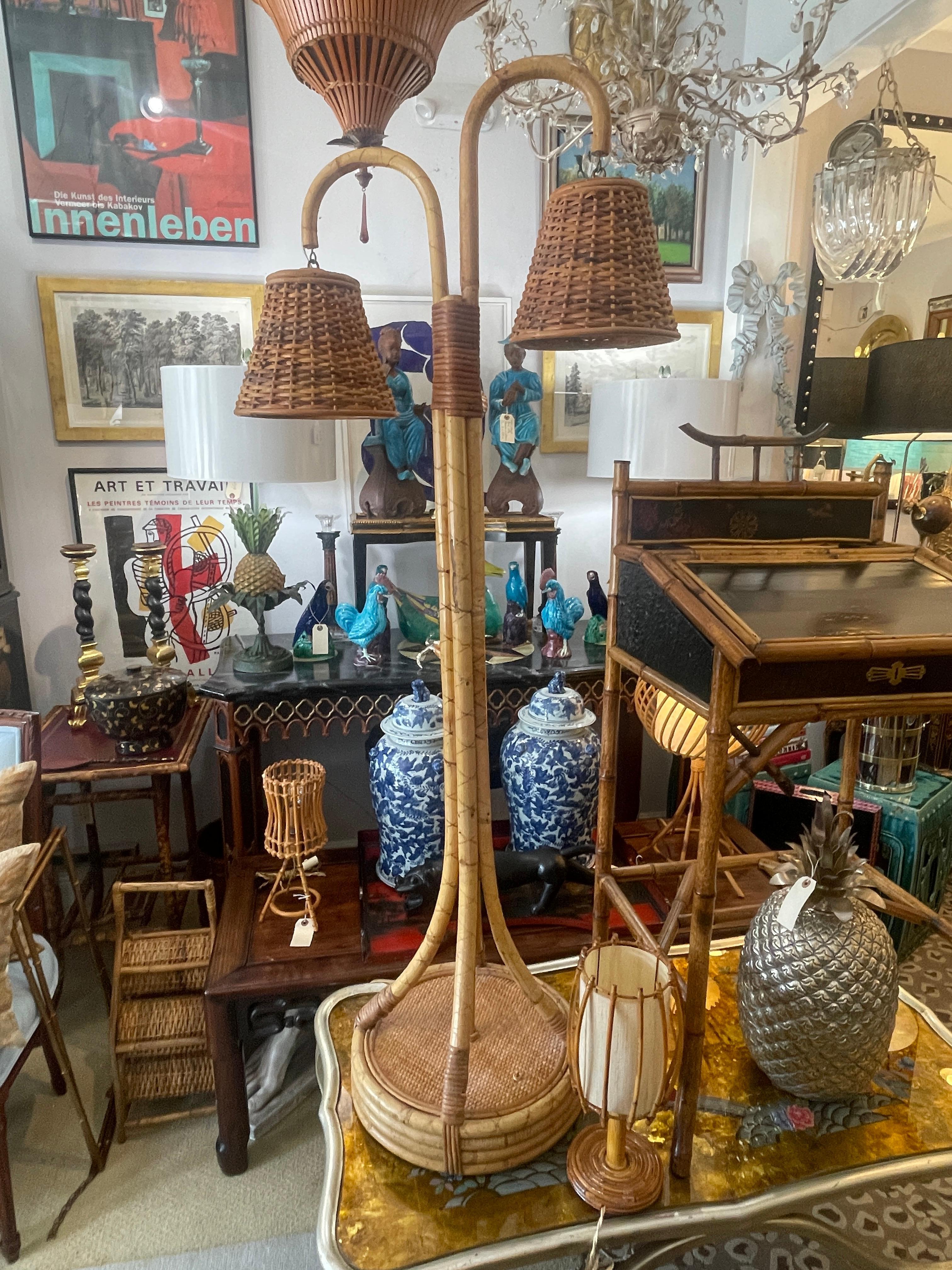 XX secolo Lampada da terra francese a doppia luce in rattan e bambù, anni '70 in vendita