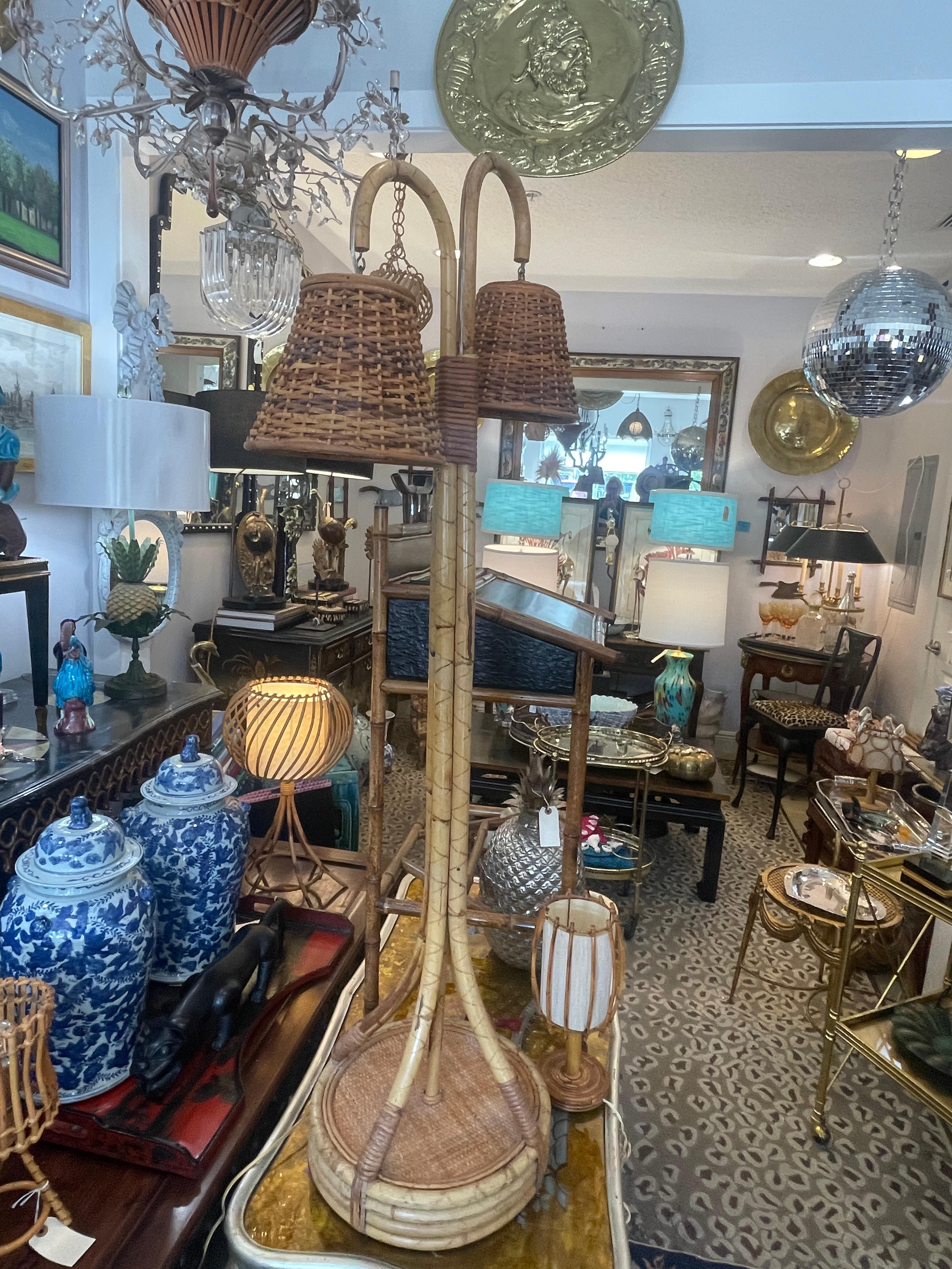 Lampada da terra francese a doppia luce in rattan e bambù, anni '70 in vendita 1